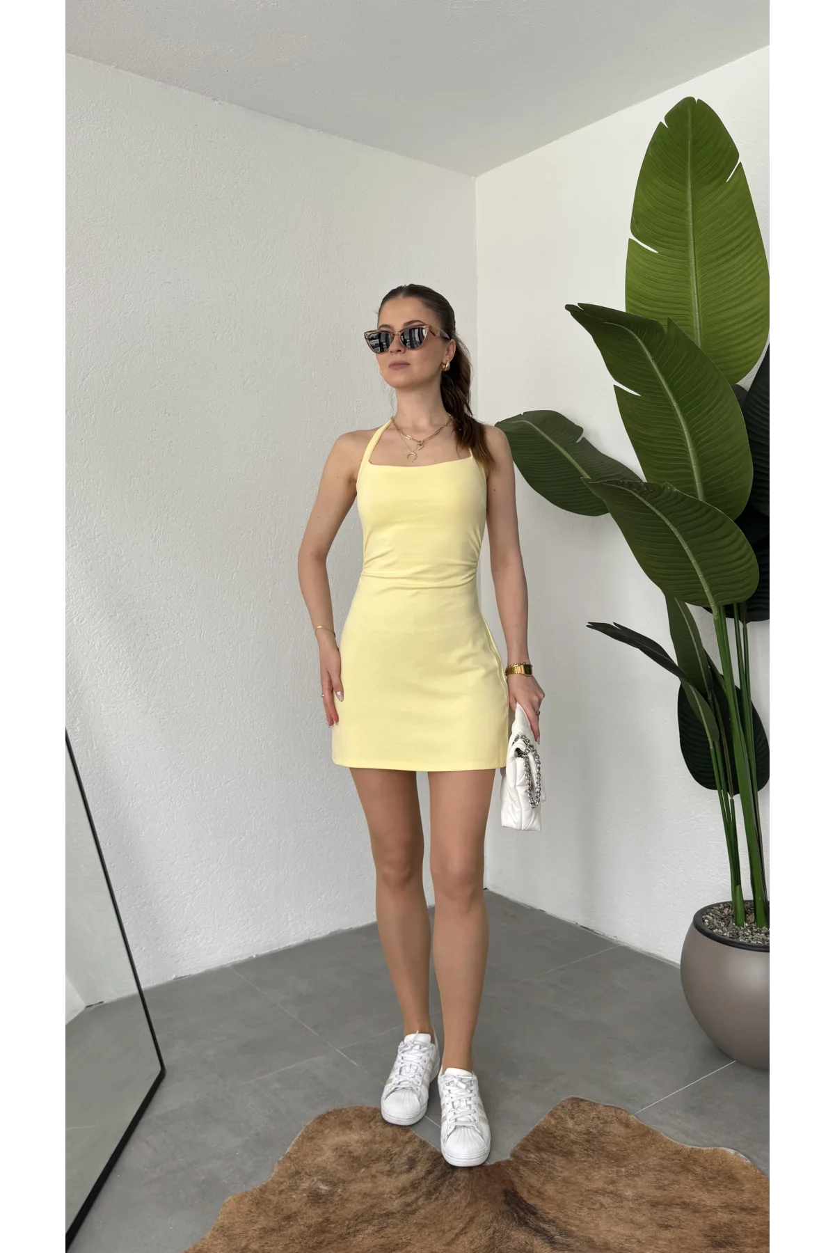Kadın Sarı Halter Yaka Boyundan Geçirmeli Sırt Dekolteli Mini Elbise