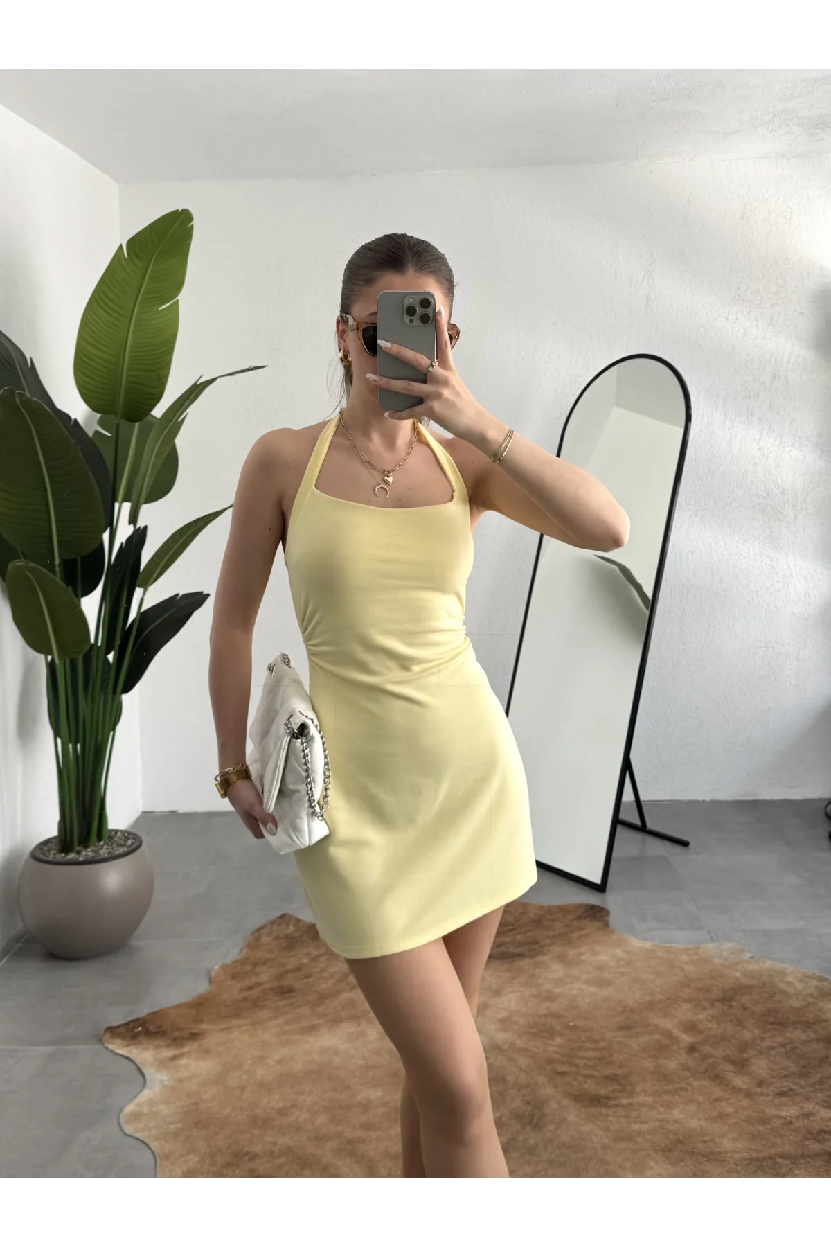 Kadın Sarı Halter Yaka Boyundan Geçirmeli Sırt Dekolteli Mini Elbise
