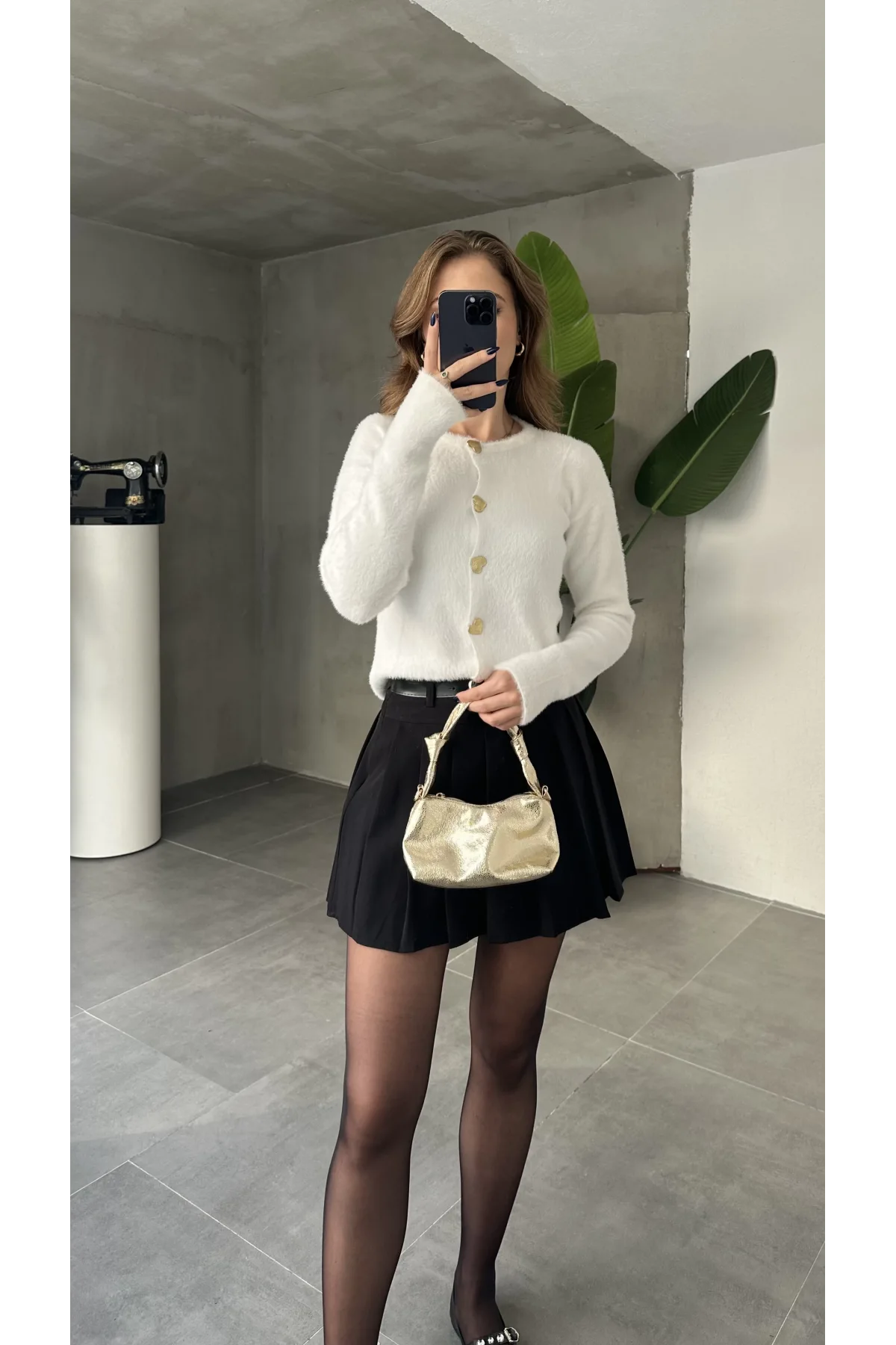 Beyaz Bisiklet Yaka Kalpli Düğme Detaylı Yumoş Triko Hırka