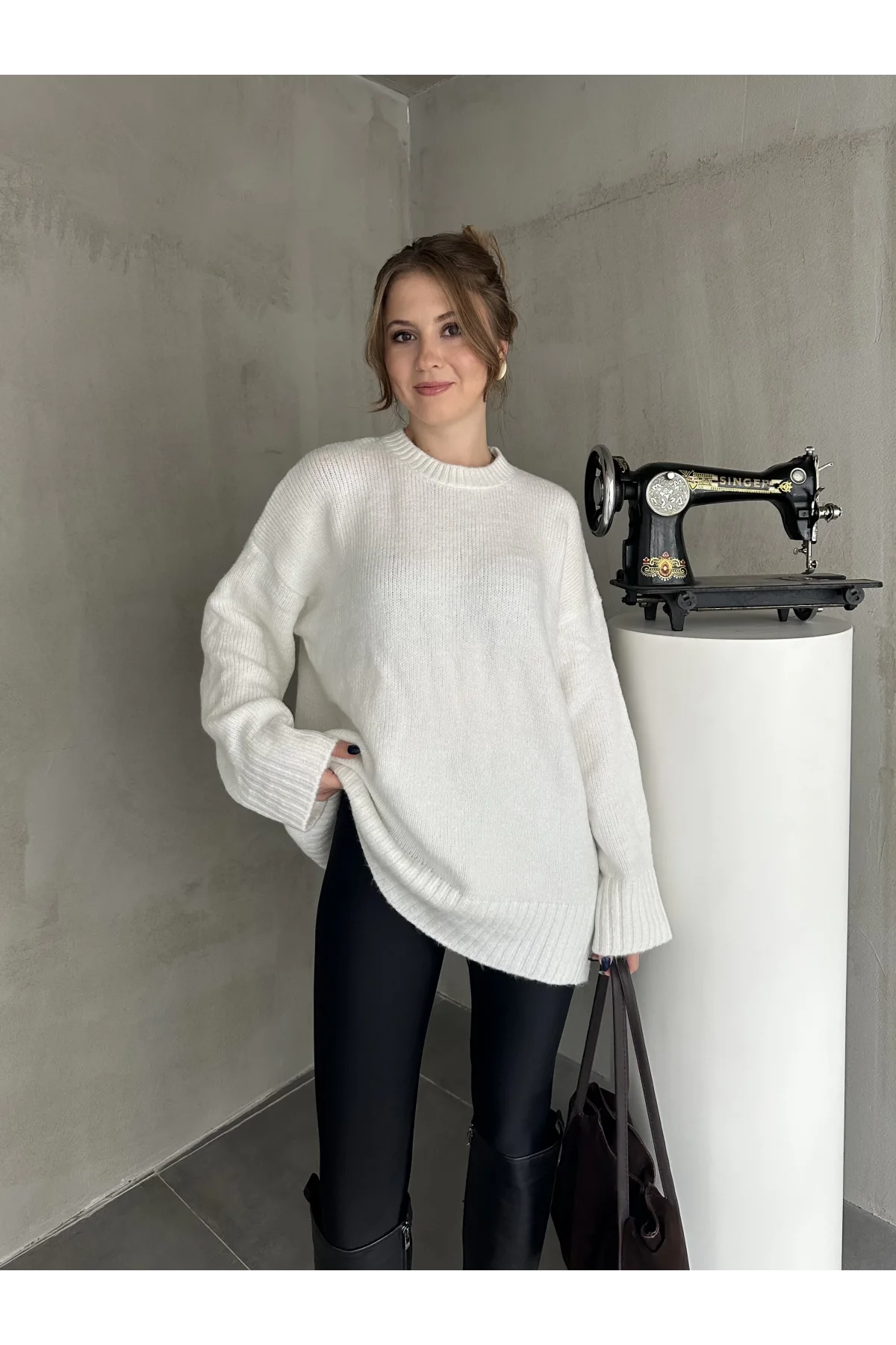 Beyaz Bisiklet Yaka Tam Salaş Oversize Uzun Triko Kazak