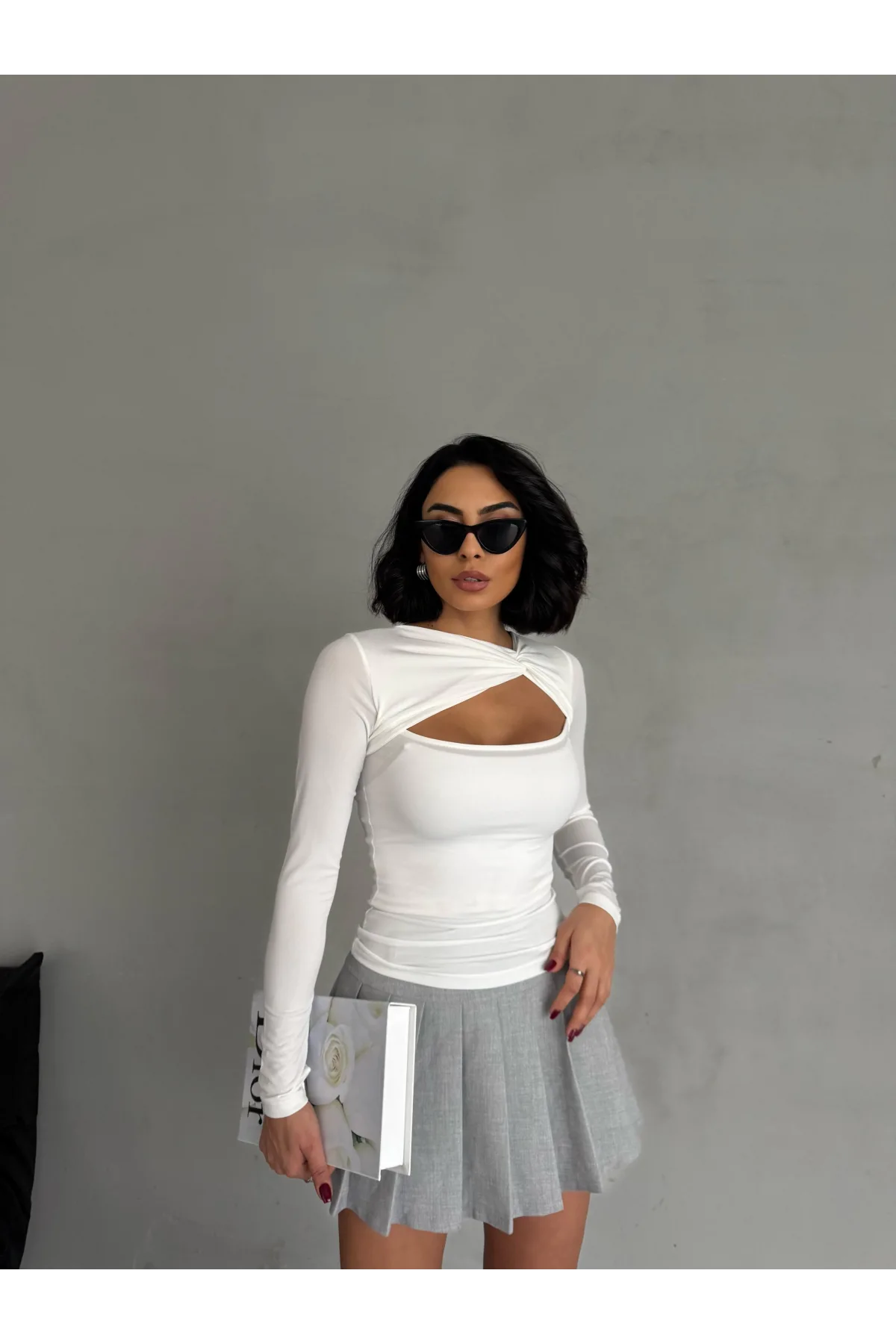 Beyaz Burgu Detaylı Dekolteli Parmak Geçirmeli Body Bluz