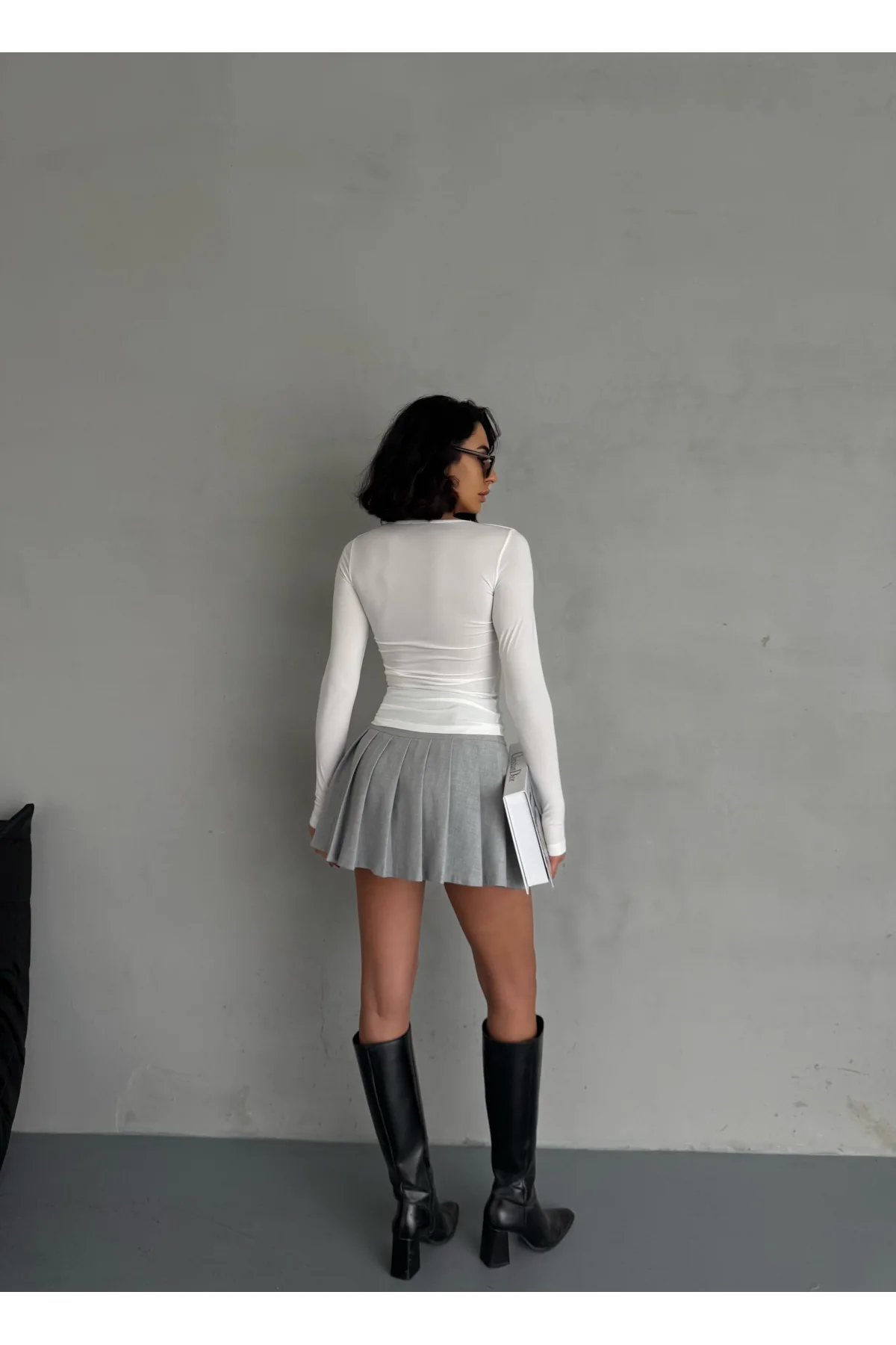 Beyaz Burgu Detaylı Dekolteli Parmak Geçirmeli Body Bluz