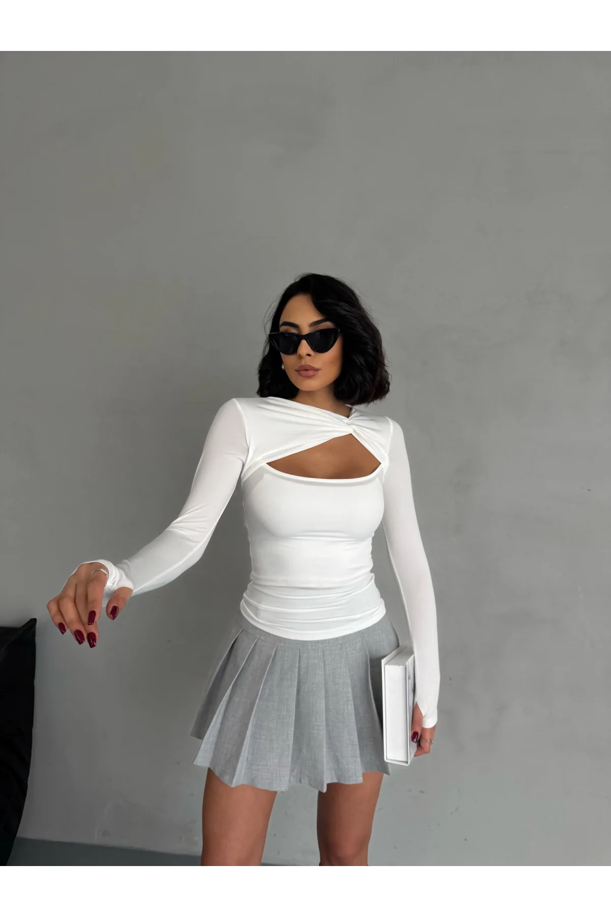 Beyaz Burgu Detaylı Dekolteli Parmak Geçirmeli Body Bluz