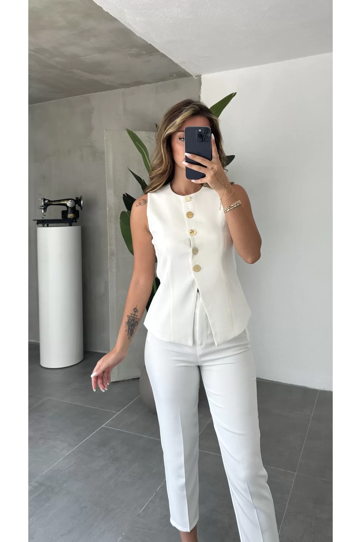 Beyaz Gold Düğmeli Astarlı Regular Yelek