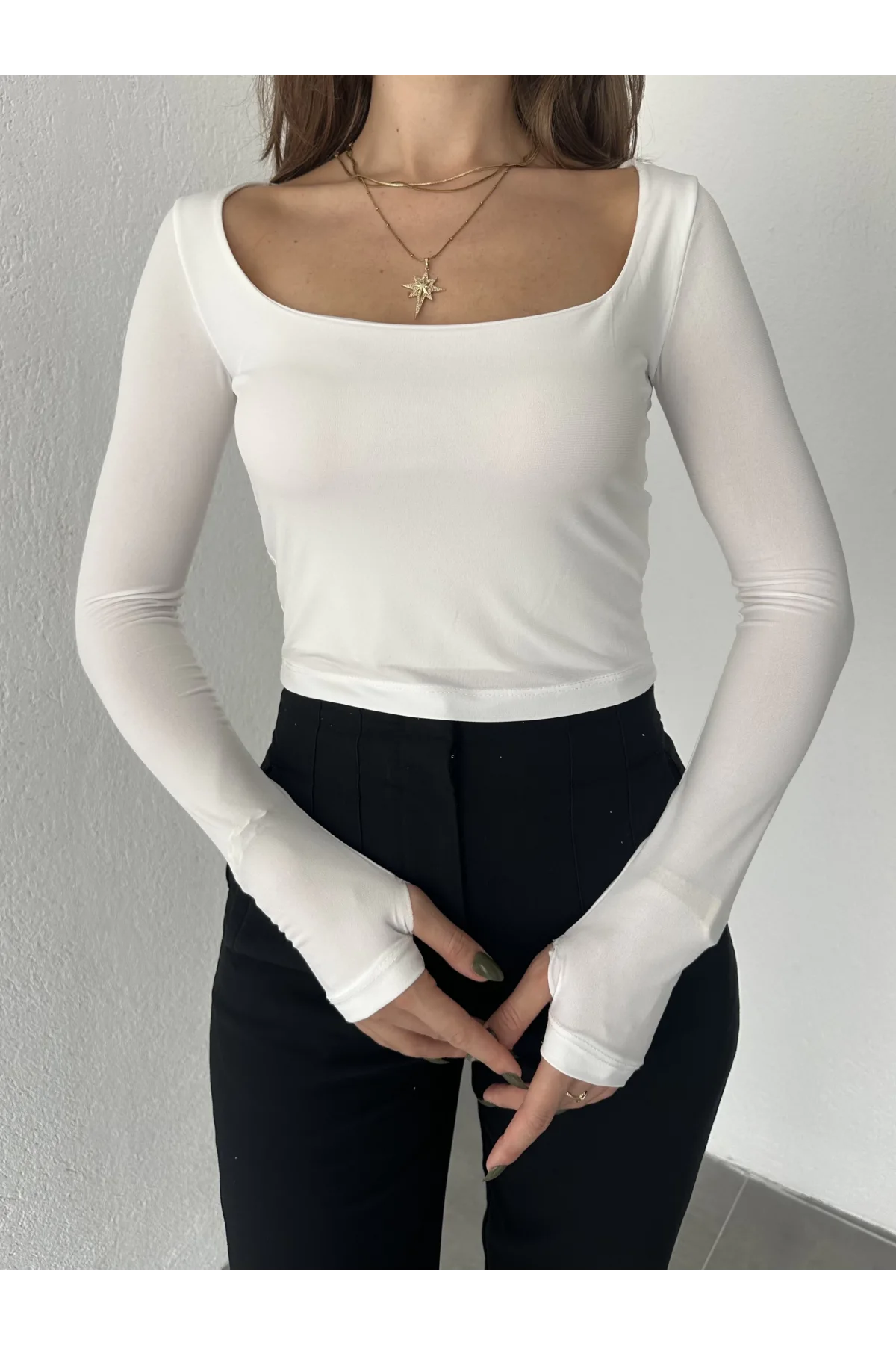 Beyaz Kare Yaka Parmak Geçirmeli Uzun Kol Candy Body Bluz