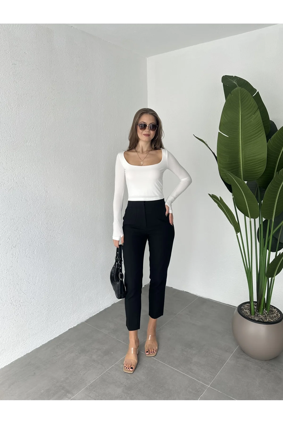 Beyaz Kare Yaka Parmak Geçirmeli Uzun Kol Candy Body Bluz