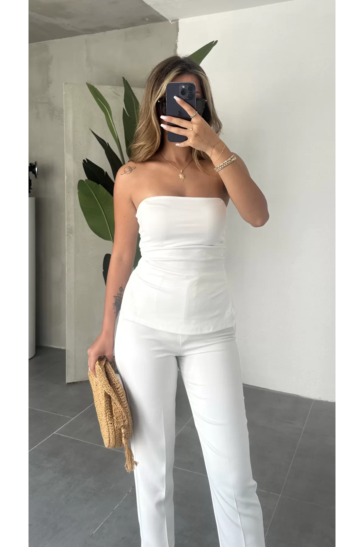 Beyaz Yırtmaçlı Drapeli Straplez Crop Bluz
