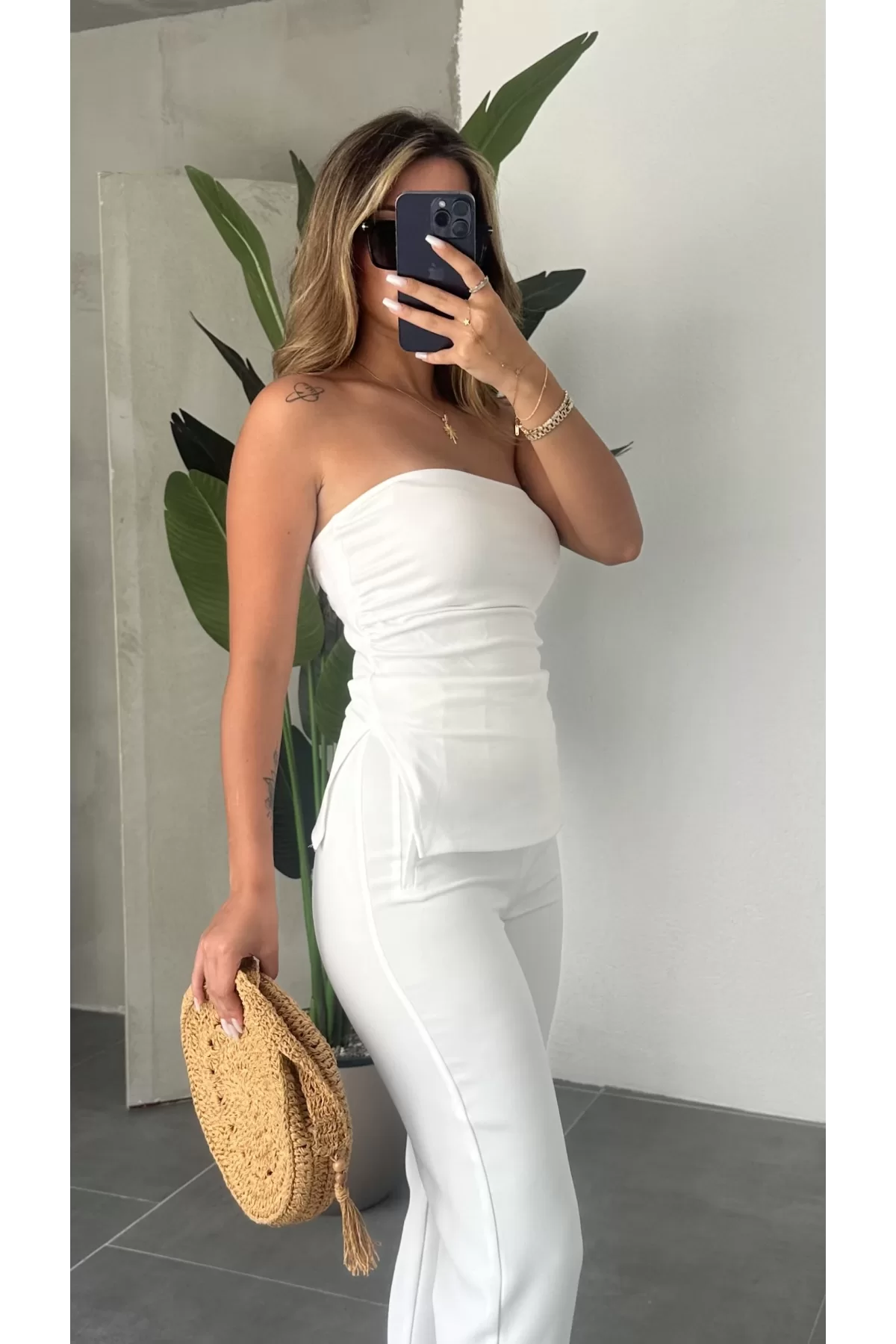 Beyaz Yırtmaçlı Drapeli Straplez Crop Bluz