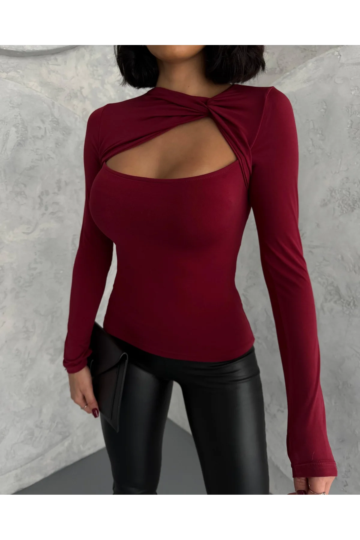 Bordo Burgu Detaylı Dekolteli Parmak Geçirmeli Body Bluz
