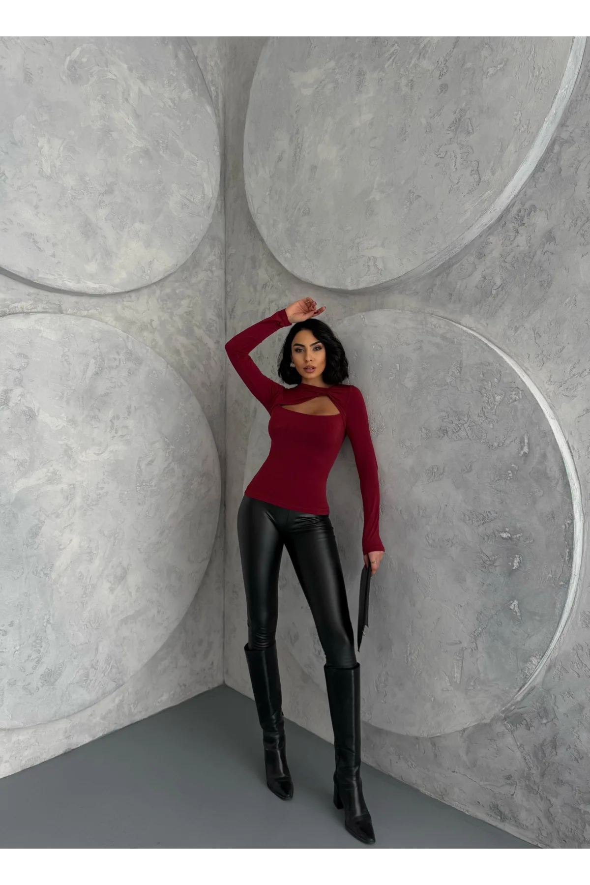 Bordo Burgu Detaylı Dekolteli Parmak Geçirmeli Body Bluz
