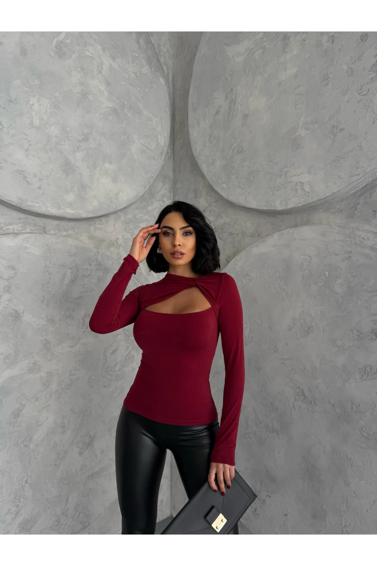 Bordo Burgu Detaylı Dekolteli Parmak Geçirmeli Body Bluz