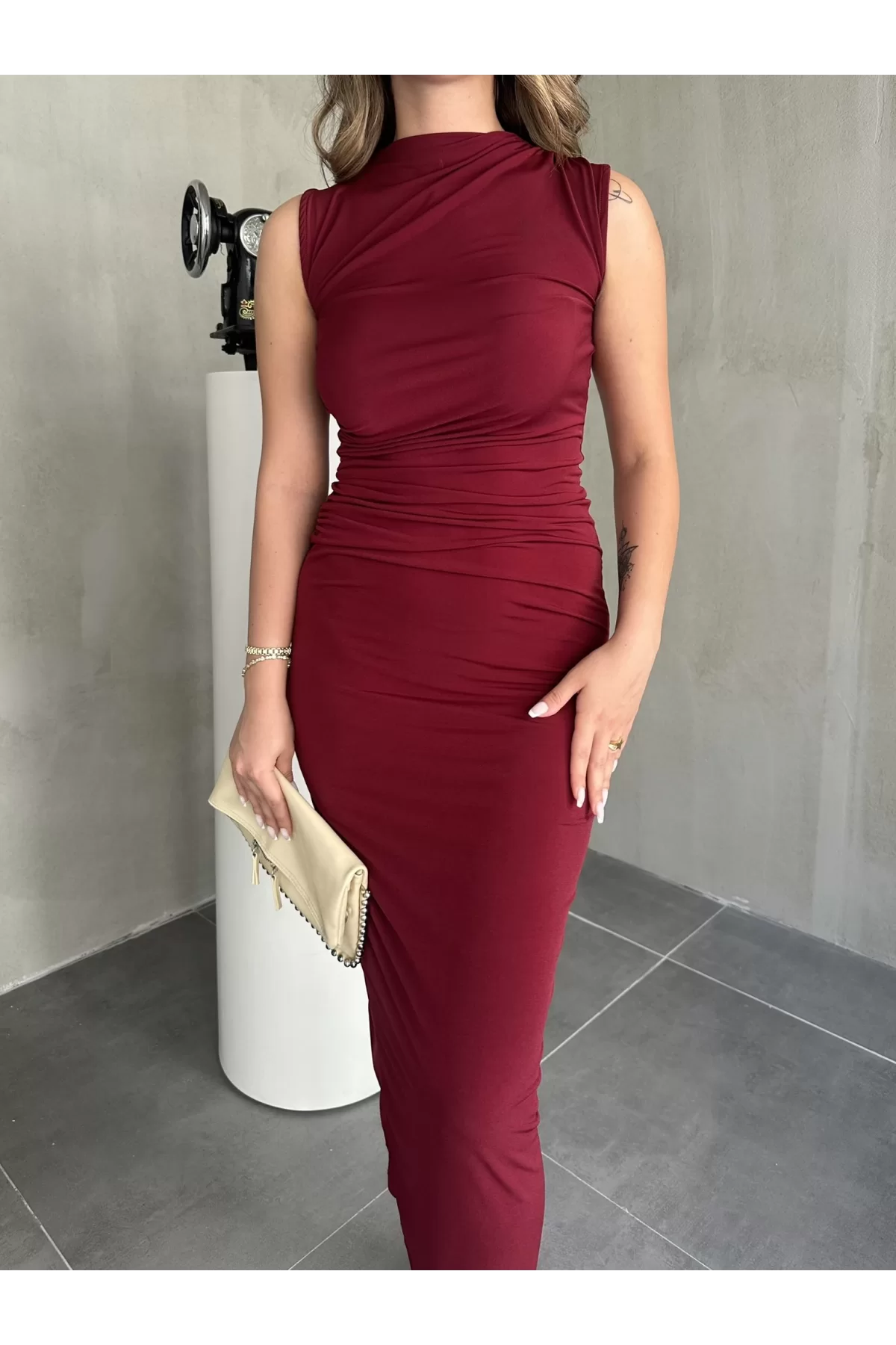 Bordo Sandy Kumaş Vücudu Saran Uzun Maxi Arkası Yırtmaçlı Elbise
