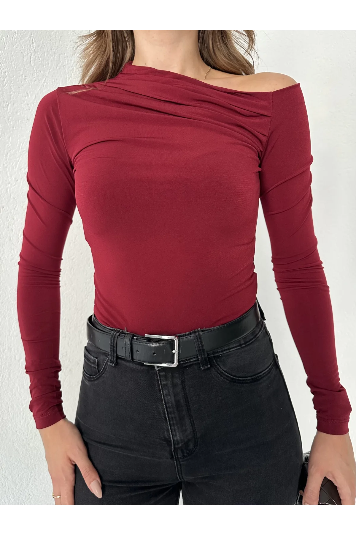 Bordo Tek Omuz Kayık Yaka Büzgülü Parmak Geçirmeli Body Bluz