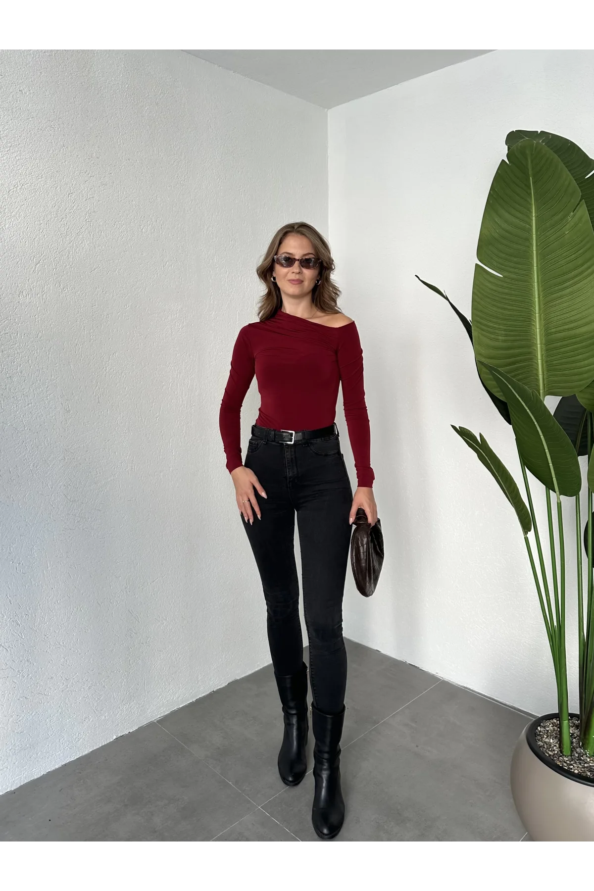 Bordo Tek Omuz Kayık Yaka Büzgülü Parmak Geçirmeli Body Bluz