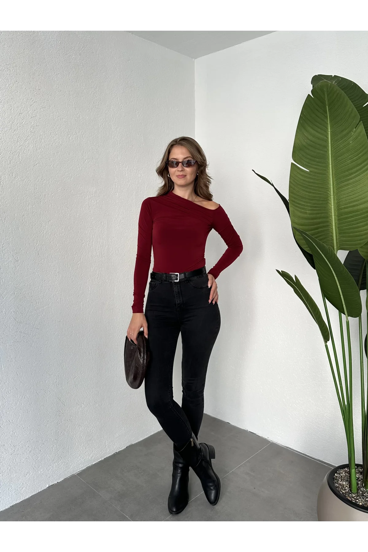 Bordo Tek Omuz Kayık Yaka Büzgülü Parmak Geçirmeli Body Bluz