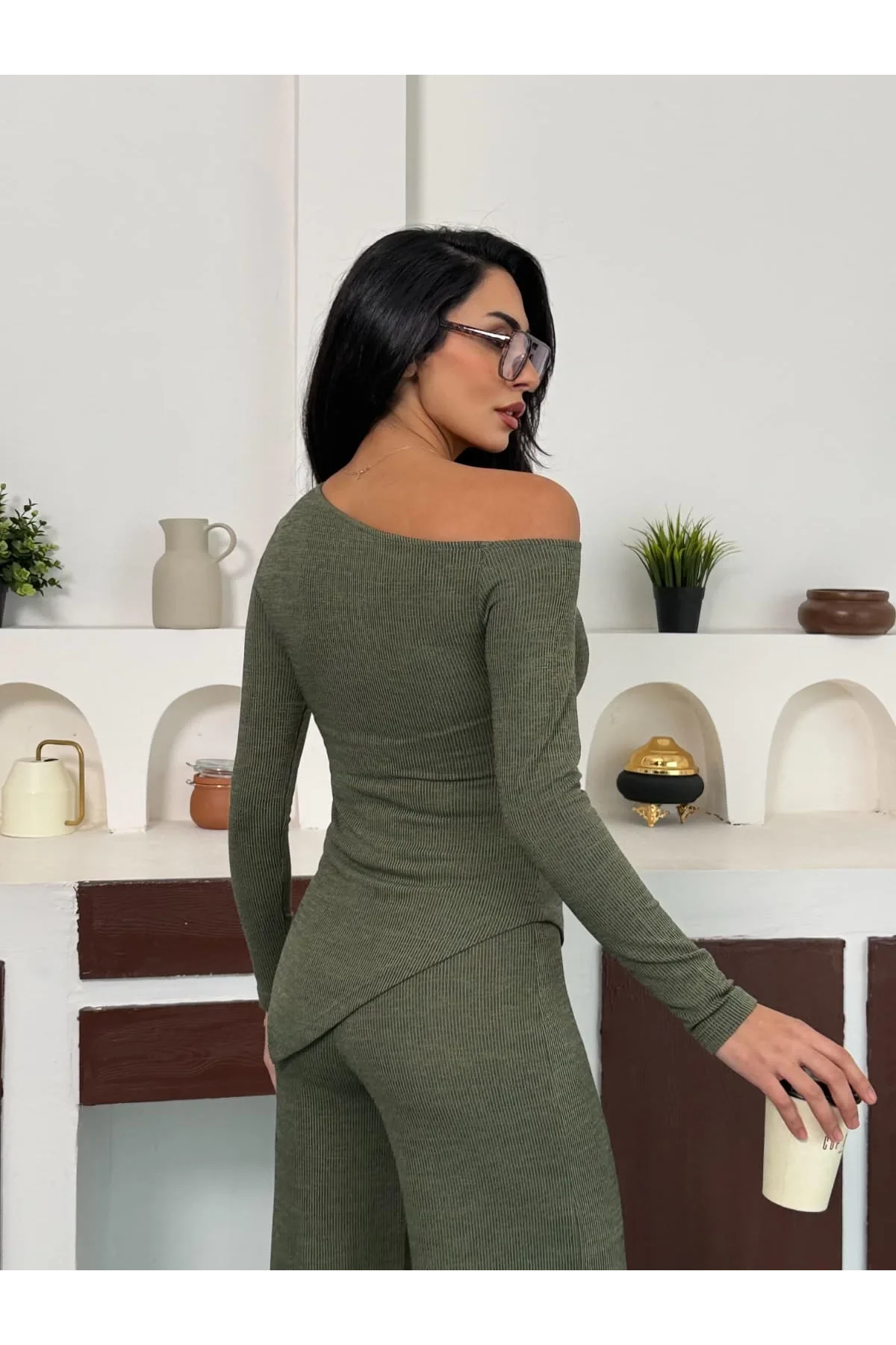 Haki Kayık Yaka Asimetrit Kesim Bluz İspanyol Paça Pantolon İkili Takım
