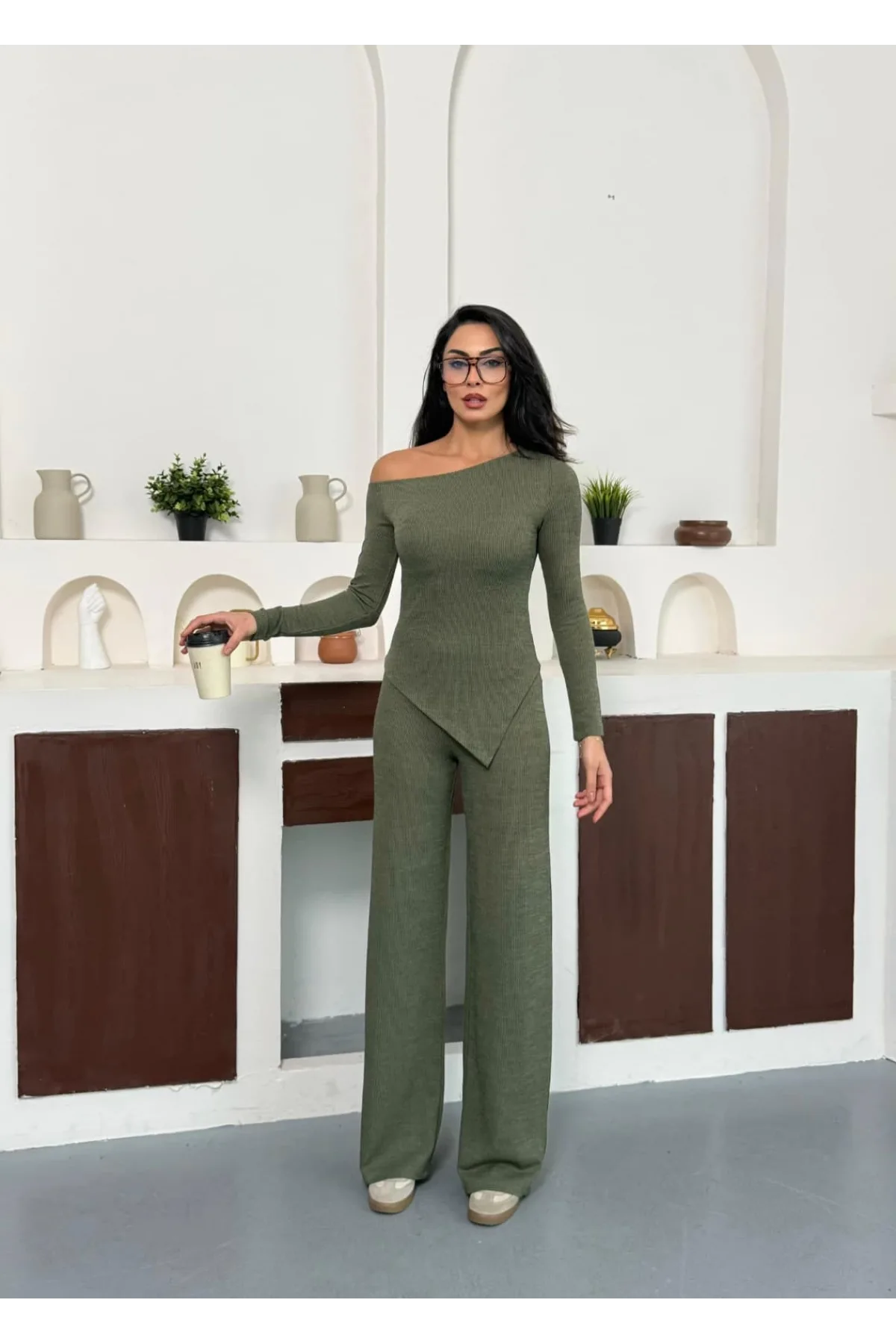 Haki Kayık Yaka Asimetrit Kesim Bluz İspanyol Paça Pantolon İkili Takım