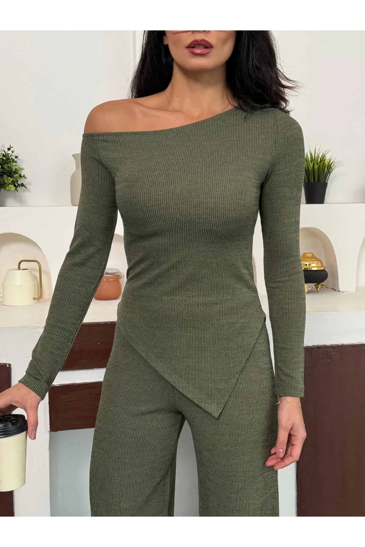 Haki Kayık Yaka Asimetrit Kesim Bluz İspanyol Paça Pantolon İkili Takım