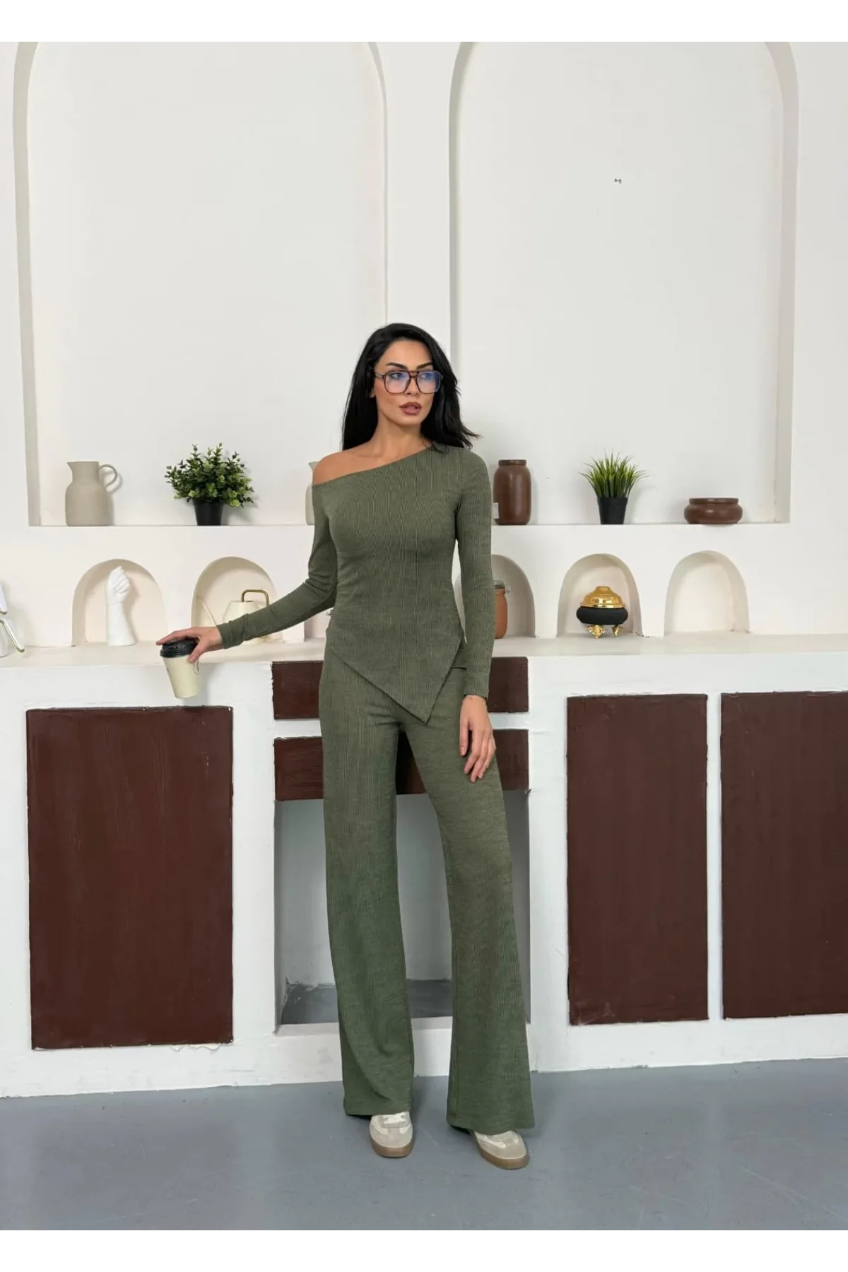 Haki Kayık Yaka Asimetrit Kesim Bluz İspanyol Paça Pantolon İkili Takım