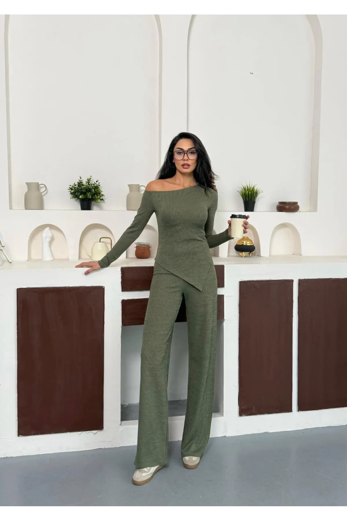 Haki Kayık Yaka Asimetrit Kesim Bluz İspanyol Paça Pantolon İkili Takım