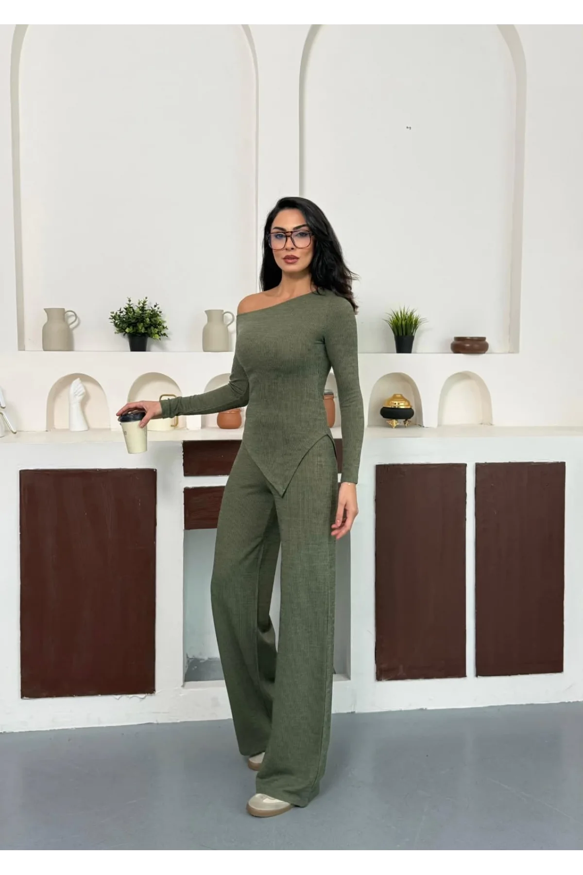 Haki Kayık Yaka Asimetrit Kesim Bluz İspanyol Paça Pantolon İkili Takım