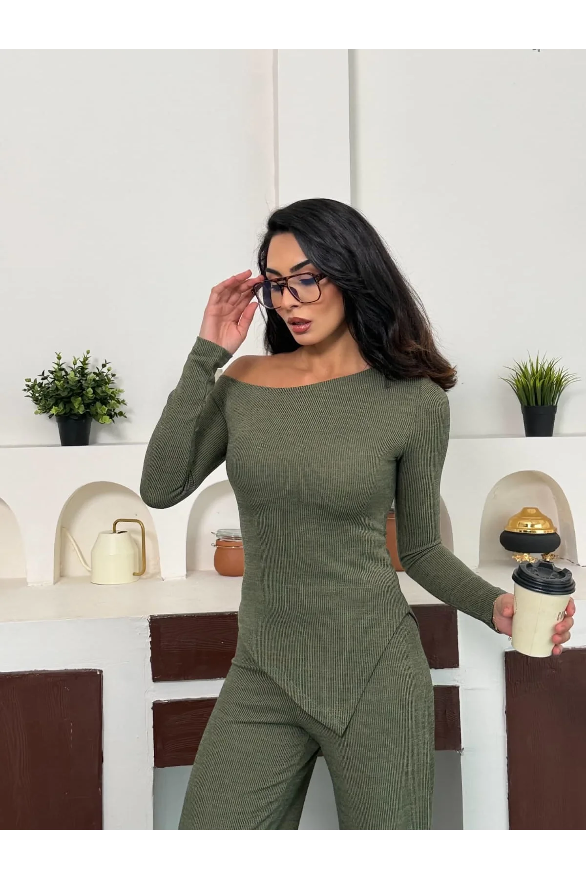 Haki Kayık Yaka Asimetrit Kesim Bluz İspanyol Paça Pantolon İkili Takım