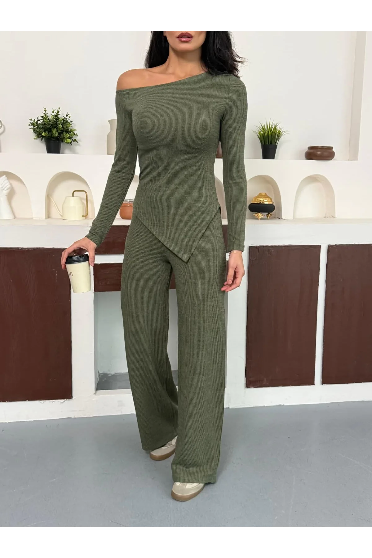 Haki Kayık Yaka Asimetrit Kesim Bluz İspanyol Paça Pantolon İkili Takım