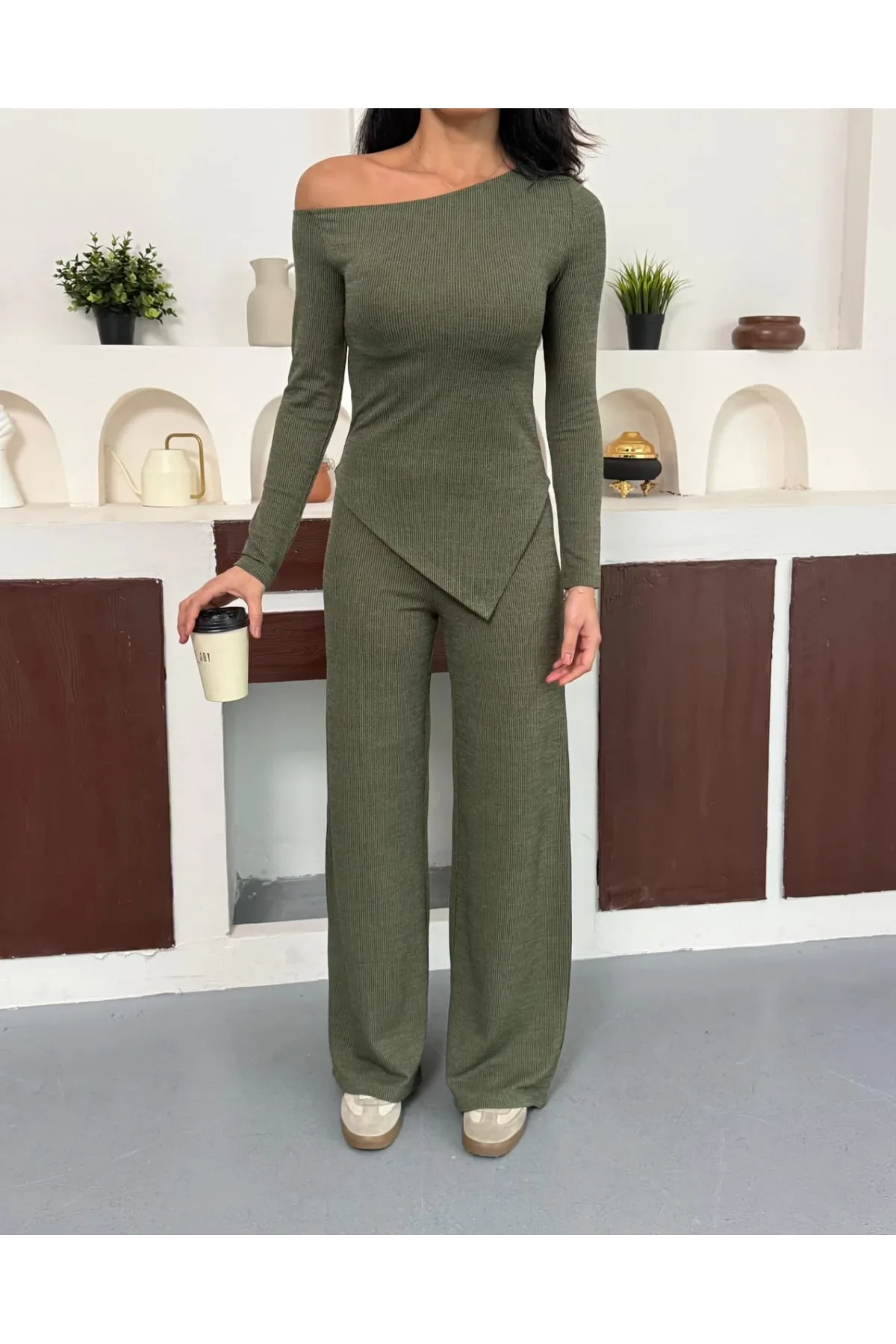 Haki Kayık Yaka Asimetrit Kesim Bluz İspanyol Paça Pantolon İkili Takım