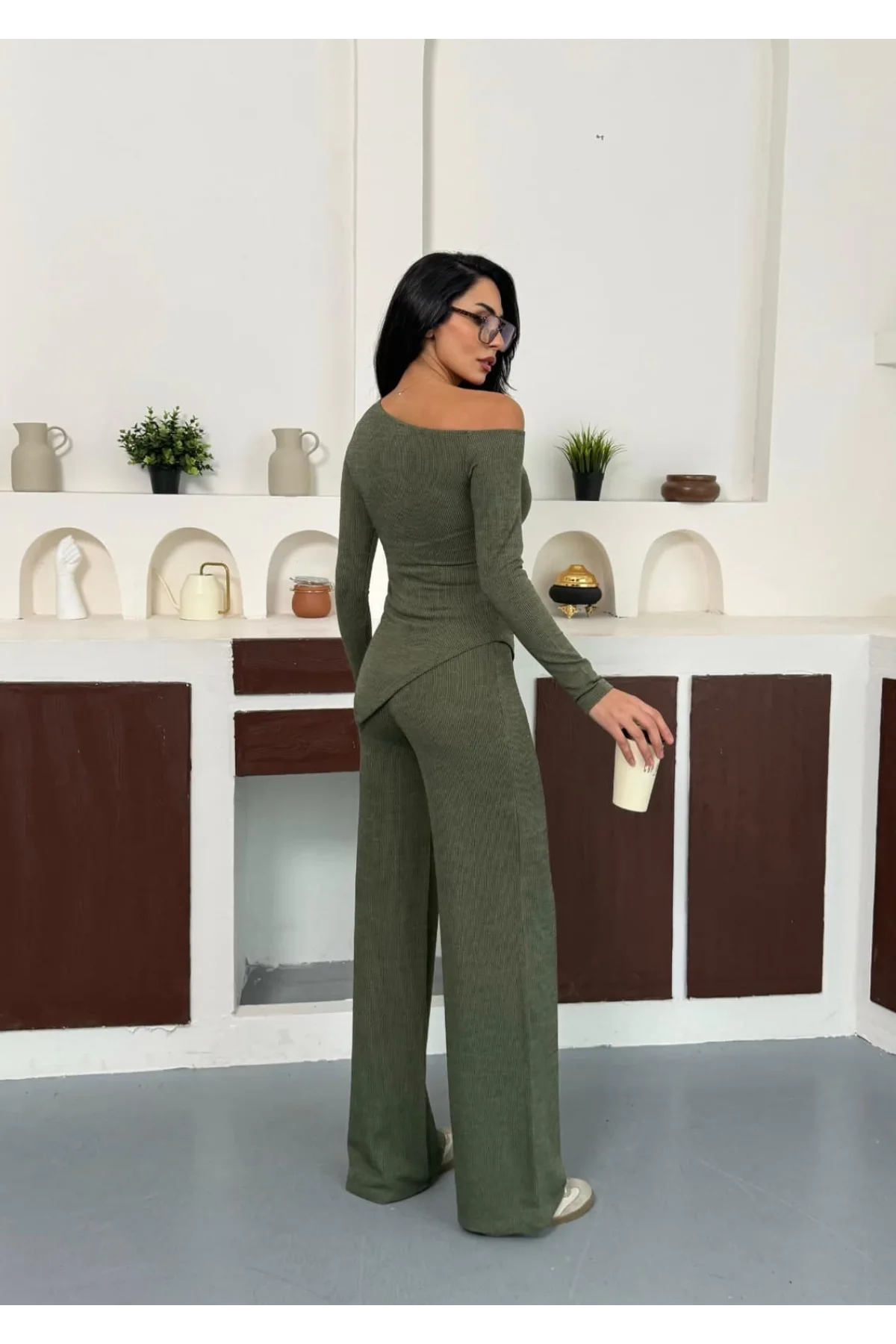 Haki Kayık Yaka Asimetrit Kesim Bluz İspanyol Paça Pantolon İkili Takım