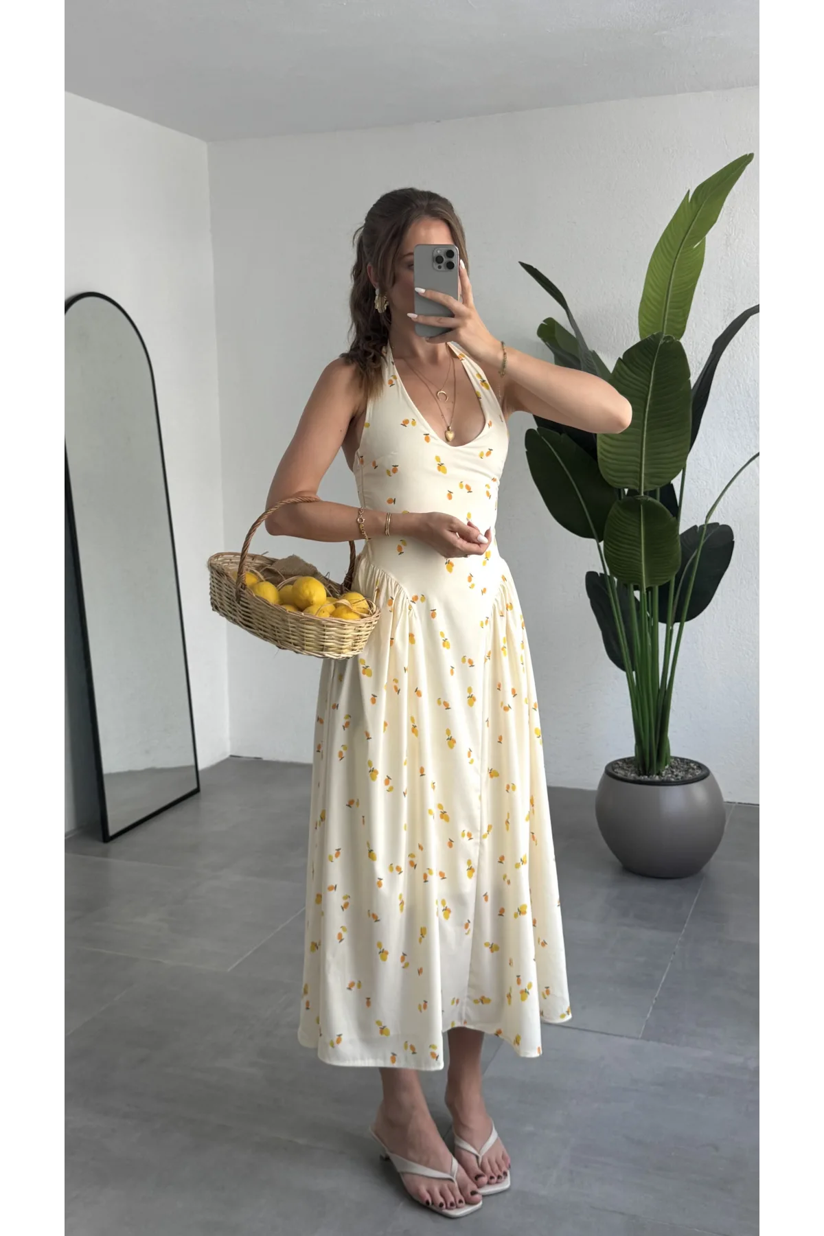 Kadın Beyaz Limon Desenli Sırt Dekolteli Halter Yaka Midi Elbise Yazlık Viskon Astarlı Günlük Tatil Elbisesi