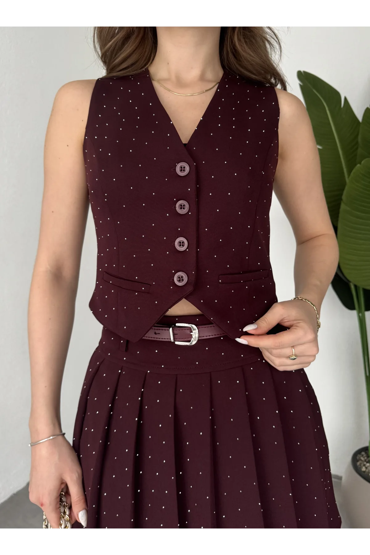 Kadın Bordo Pırıltı Taşlı Düğmeli Kolsuz Yelek Kemerli Pileli Mini Etek Takım