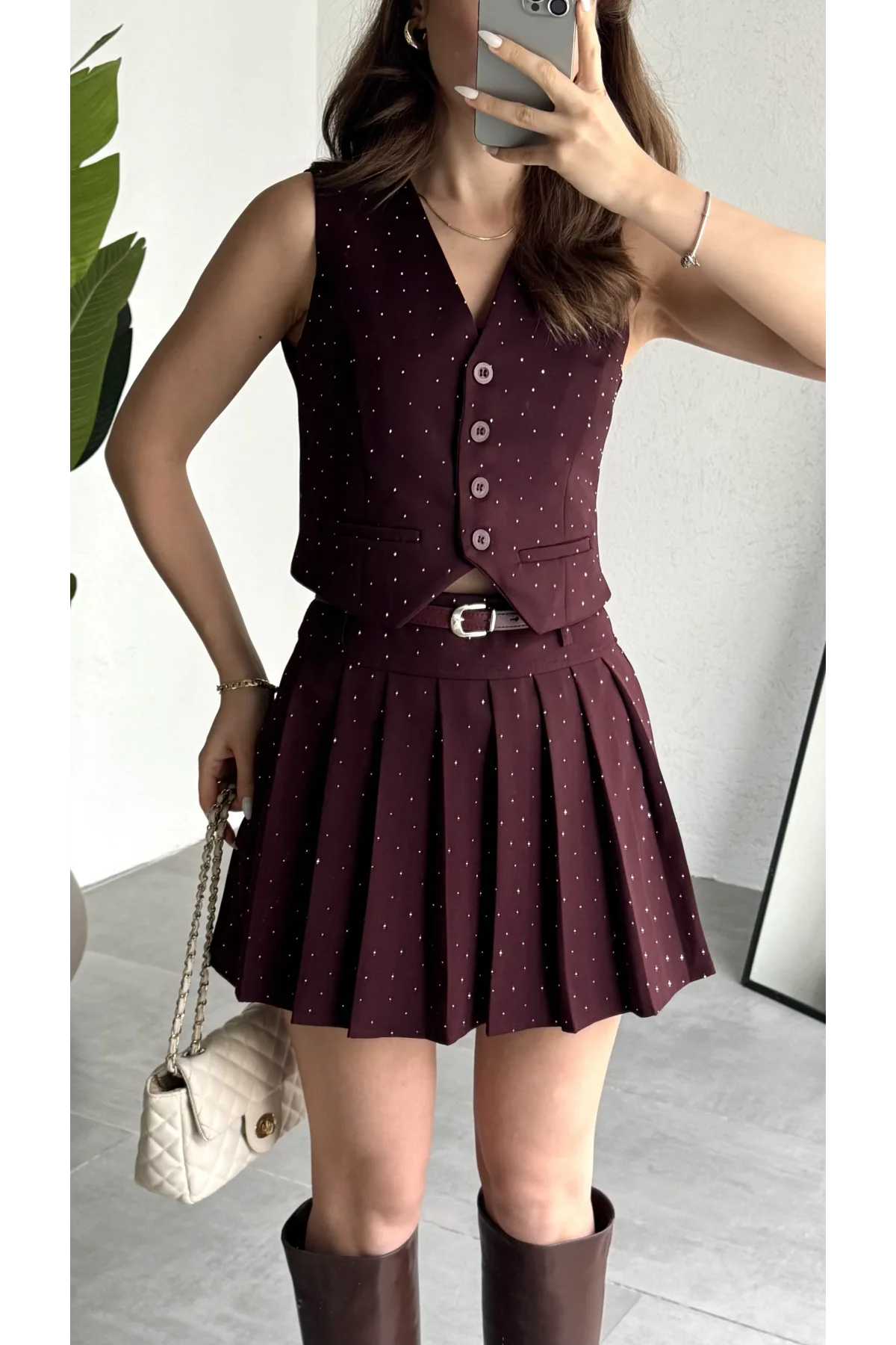 Kadın Bordo Pırıltı Taşlı Düğmeli Kolsuz Yelek Kemerli Pileli Mini Etek Takım