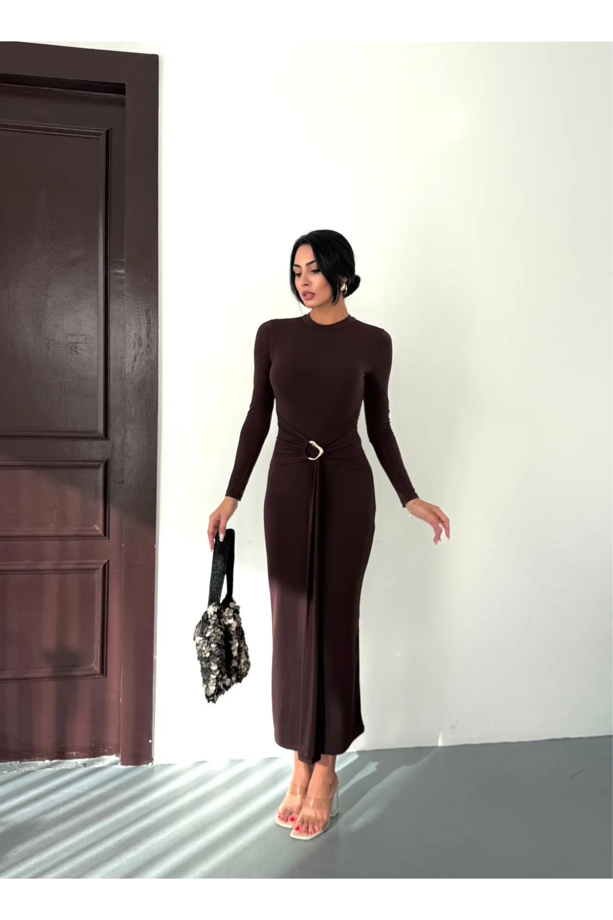 Kadın Kahverengi Bisiklet Yaka Gold Aksesuarlı Kuşaklı Uzun Boy Vucudu Saran Elbise