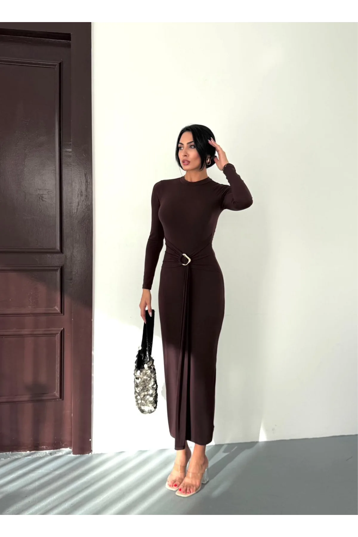 Kadın Kahverengi Bisiklet Yaka Gold Aksesuarlı Kuşaklı Uzun Boy Vucudu Saran Elbise