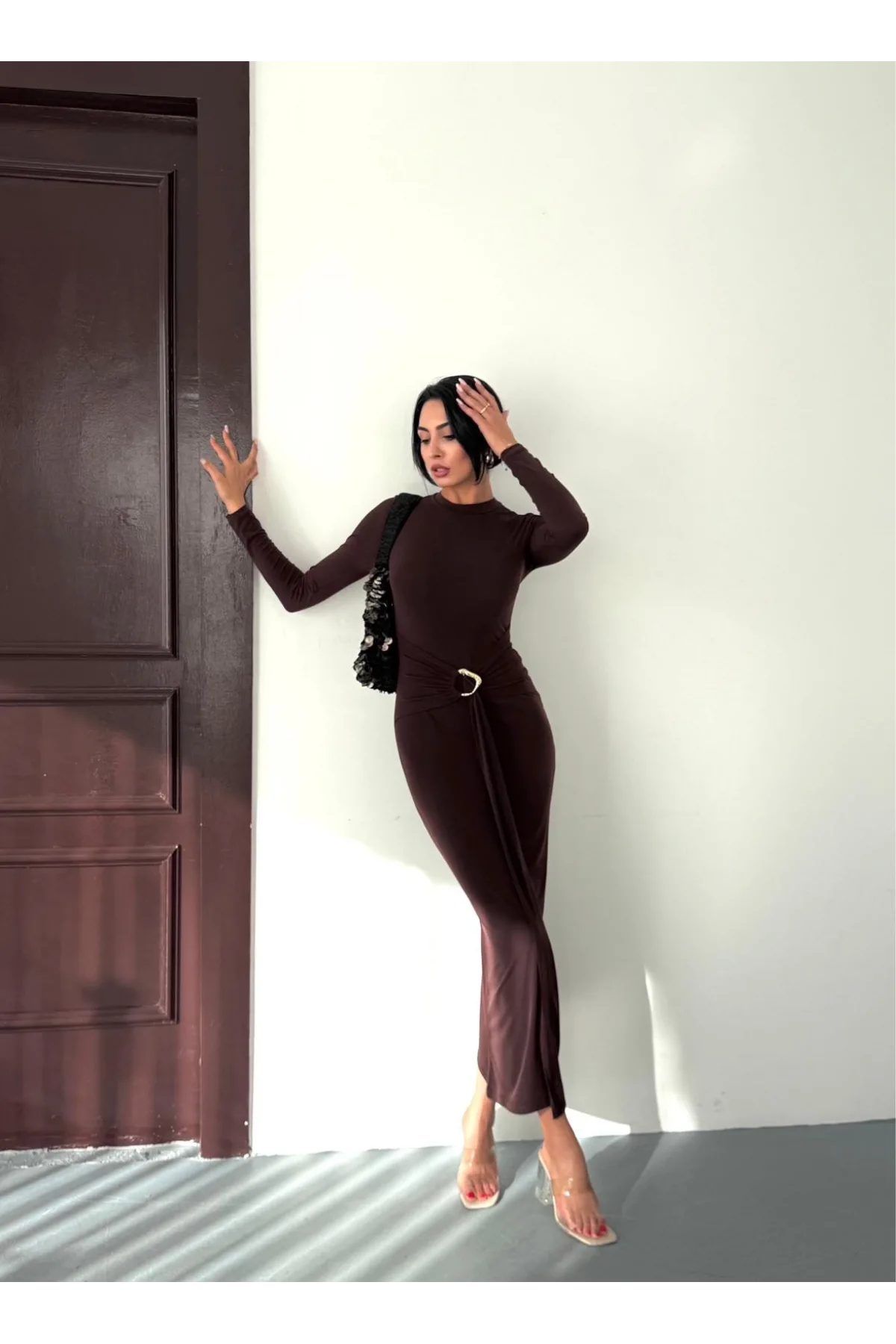 Kadın Kahverengi Bisiklet Yaka Gold Aksesuarlı Kuşaklı Uzun Boy Vucudu Saran Elbise