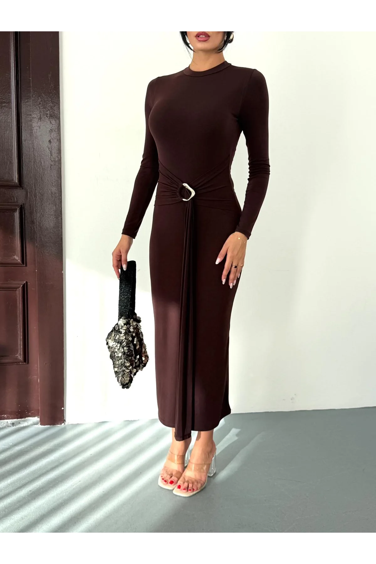 Kadın Kahverengi Bisiklet Yaka Gold Aksesuarlı Kuşaklı Uzun Boy Vucudu Saran Elbise