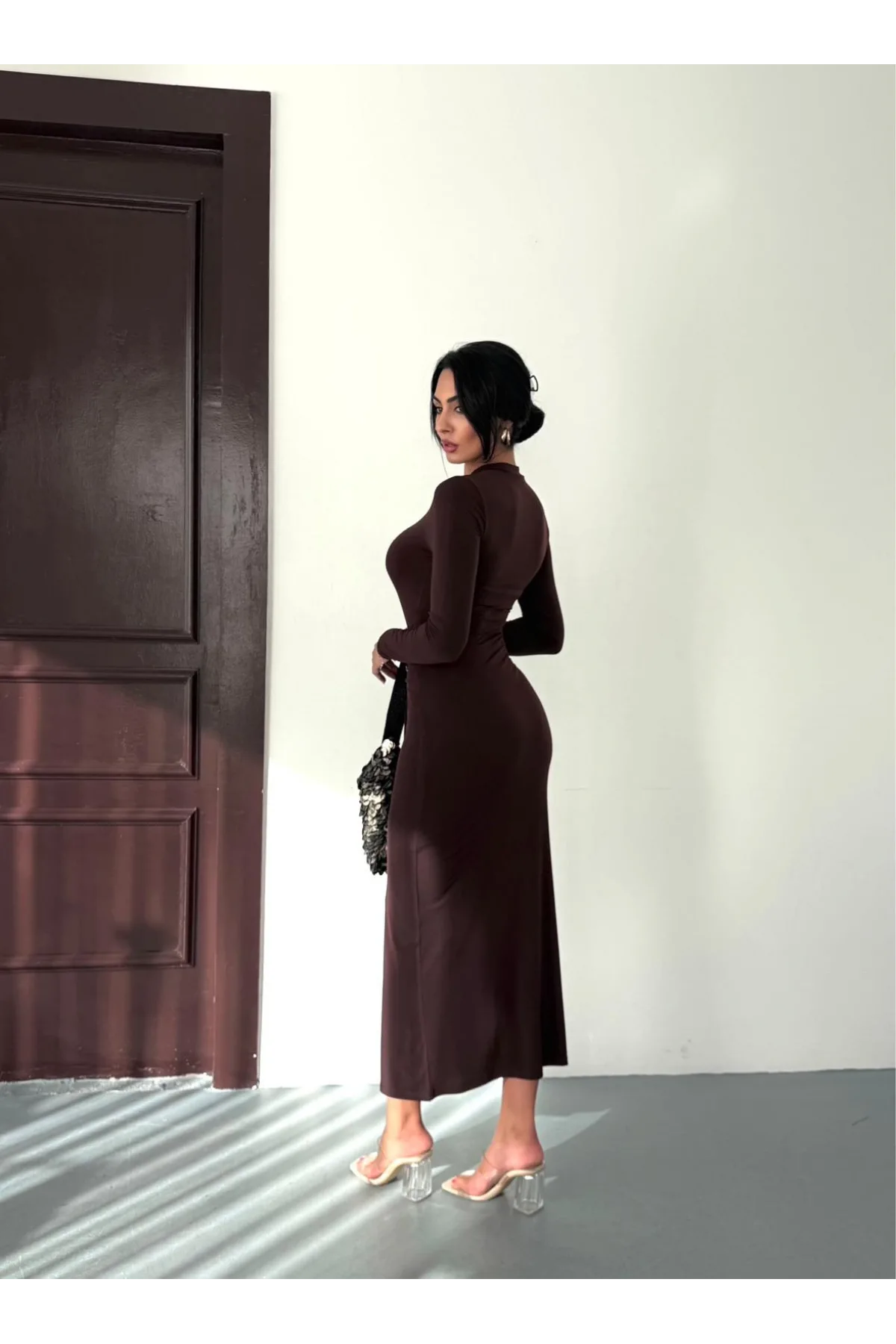 Kadın Kahverengi Bisiklet Yaka Gold Aksesuarlı Kuşaklı Uzun Boy Vucudu Saran Elbise