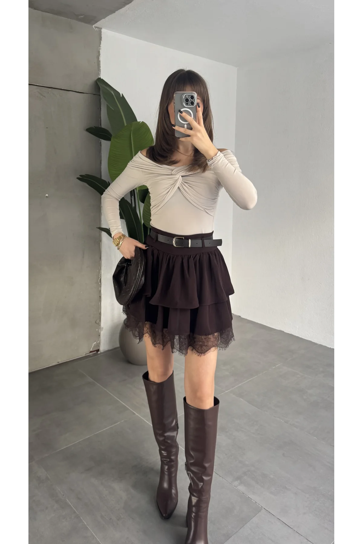 Kadın Kahverengi Dantel Detaylı Fırfırlı Mini Etek Kemerli