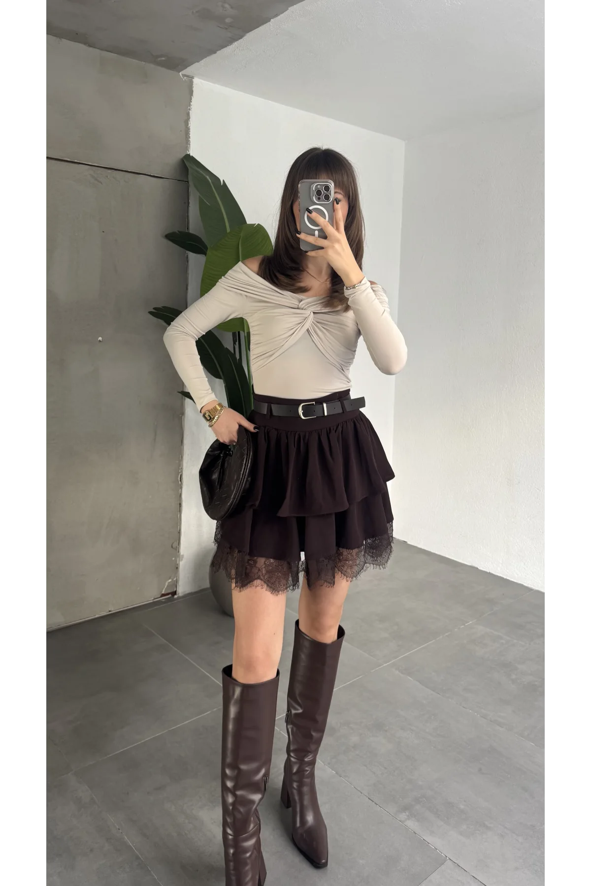 Kadın Kahverengi Dantel Detaylı Fırfırlı Mini Etek Kemerli