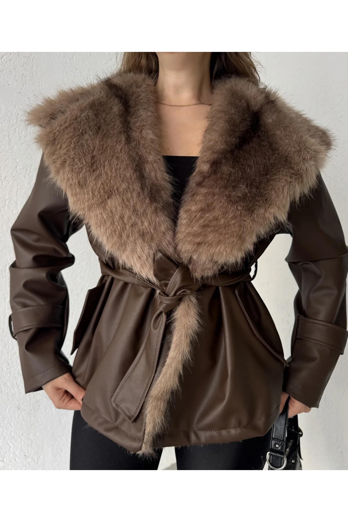Kadın Kahverengi Kemerli Kürk Yaka Deri Ceket Kışlık