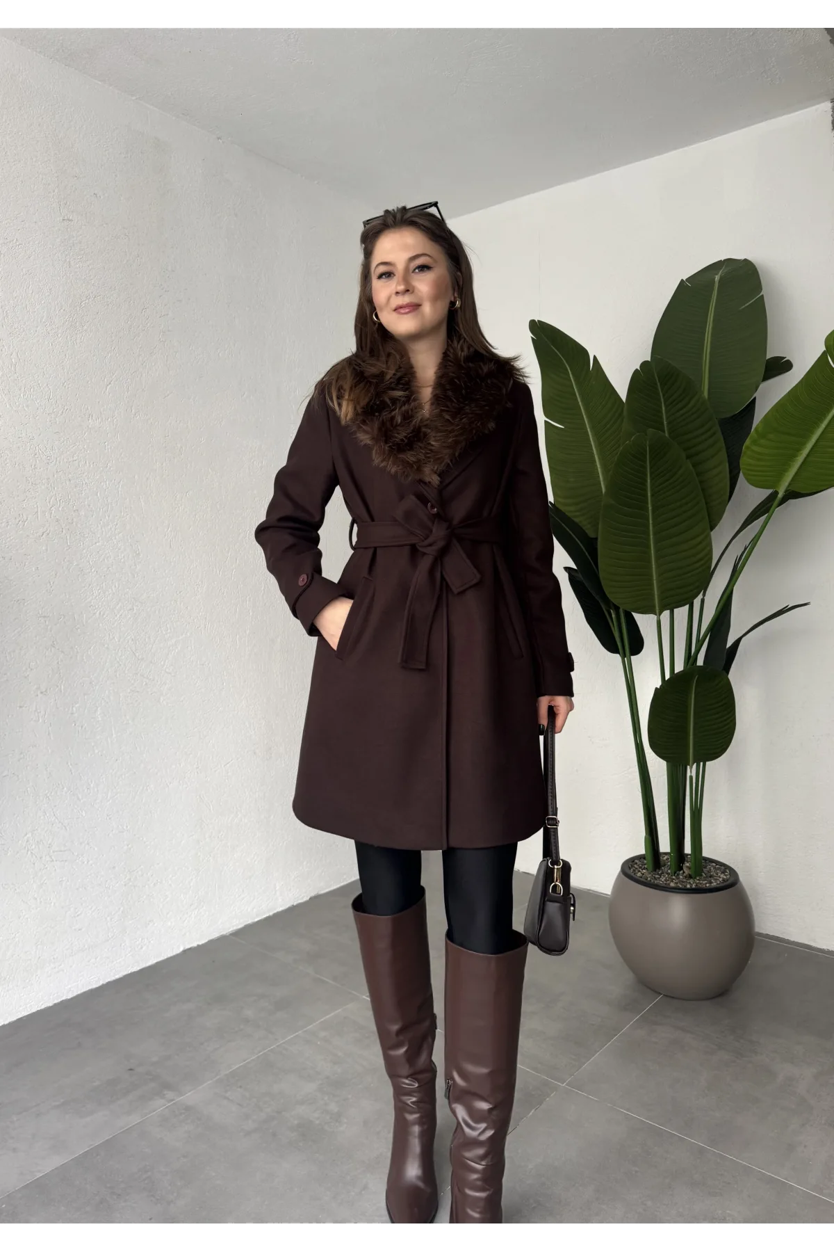 Kadın Kahverengi Kuşaklı Kürk Yakalı Kaşe Kaban