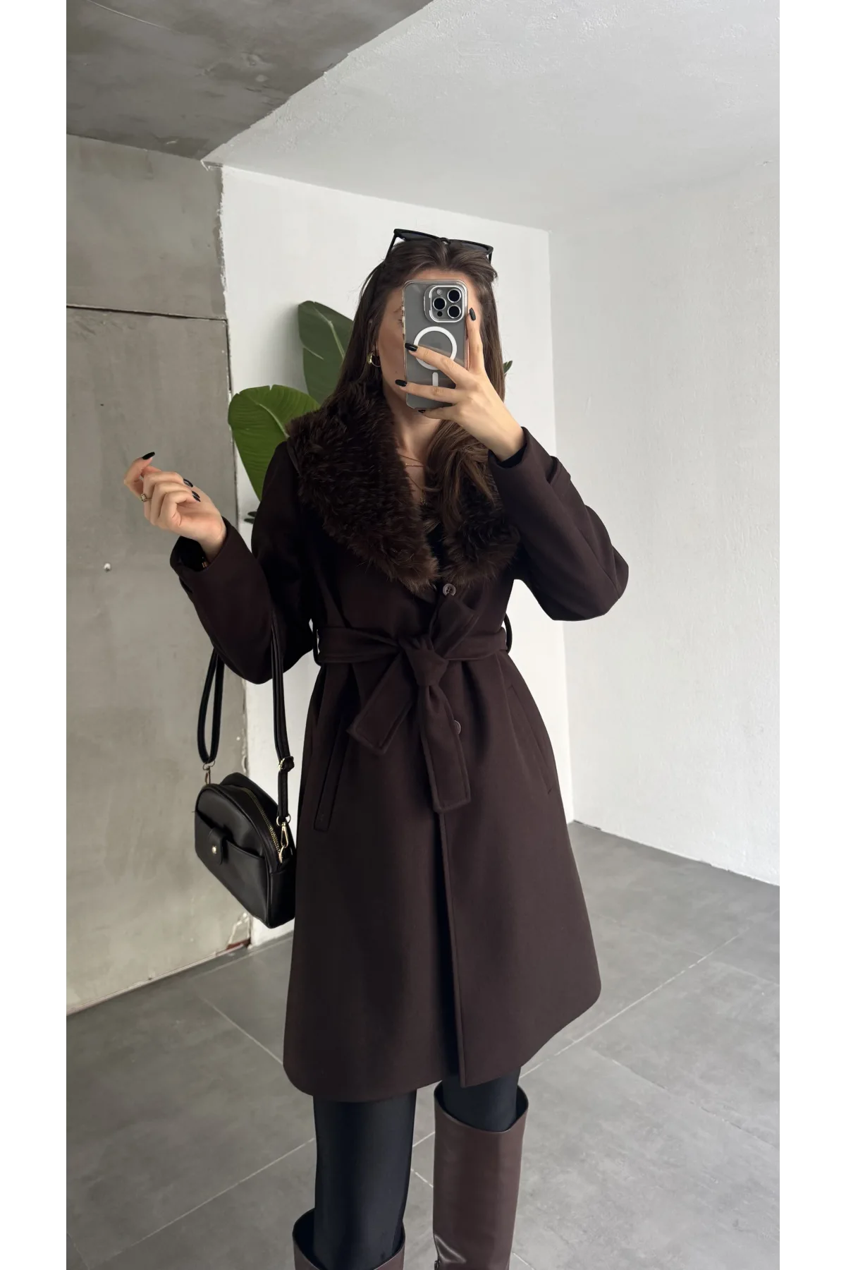 Kadın Kahverengi Kuşaklı Kürk Yakalı Kaşe Kaban