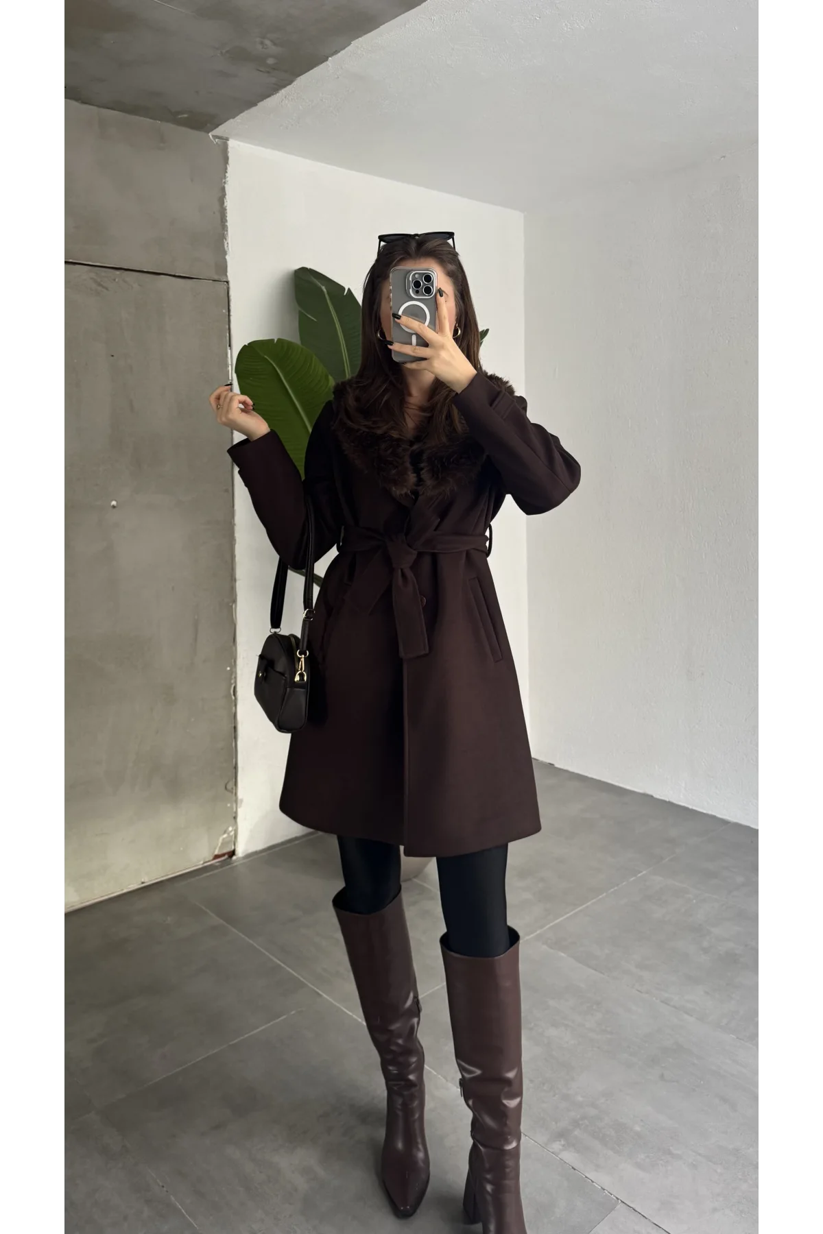 Kadın Kahverengi Kuşaklı Kürk Yakalı Kaşe Kaban