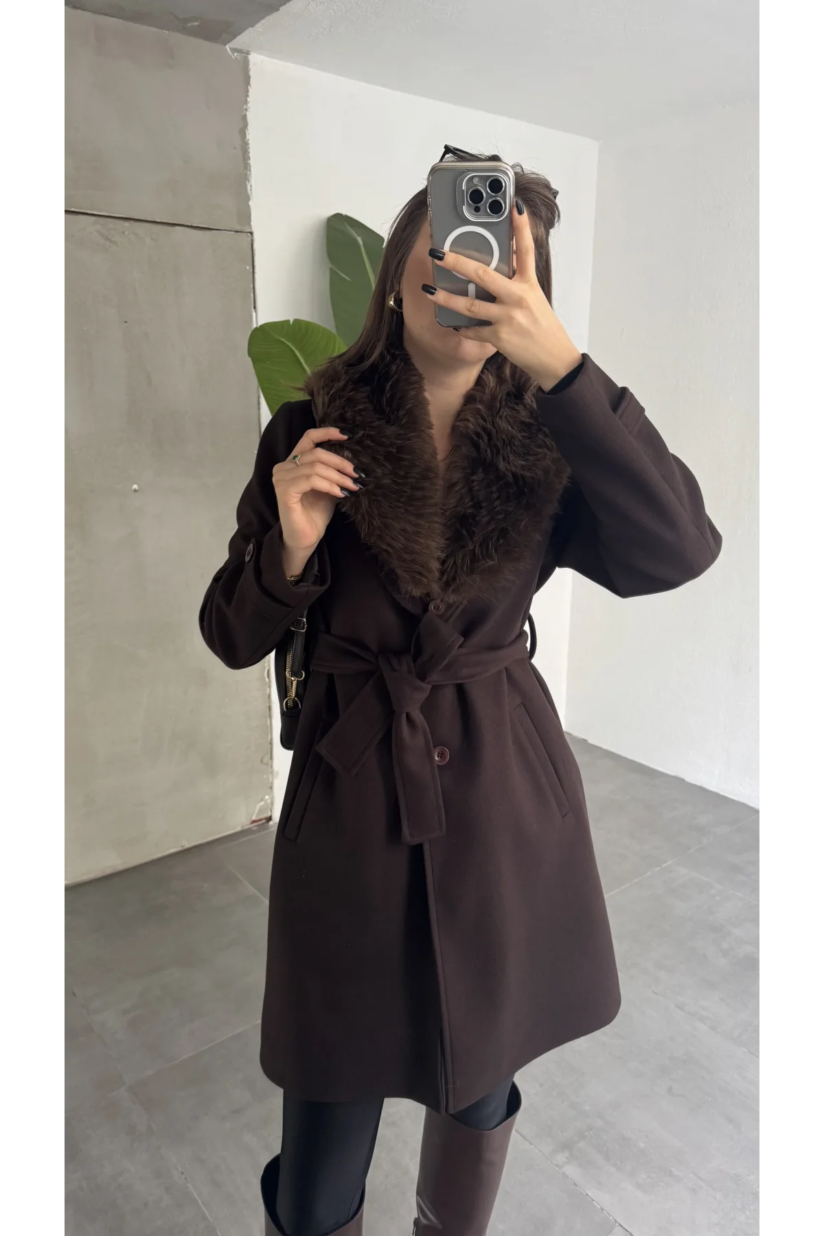 Kadın Kahverengi Kuşaklı Kürk Yakalı Kaşe Kaban