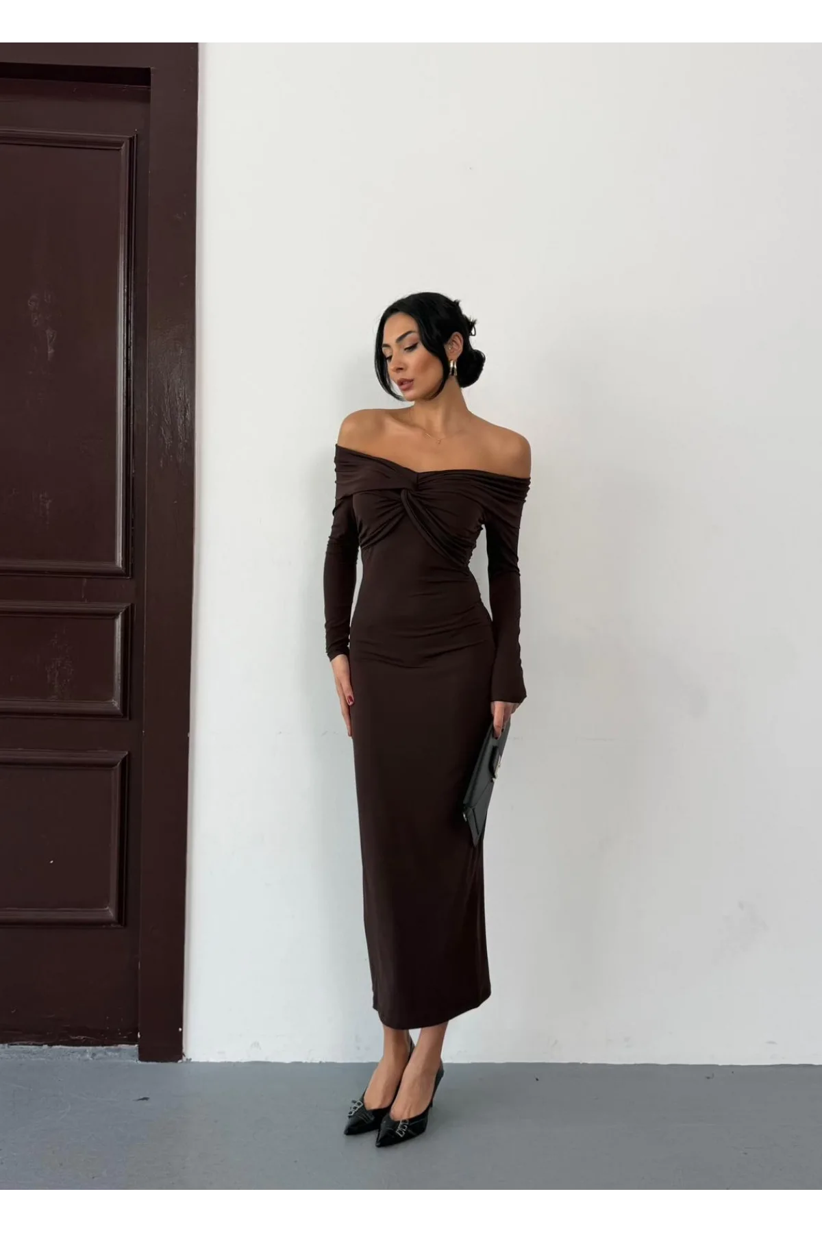 Kadın Kahverengi Madonna Yaka Düğümlü Uzun Kollu Midi Boy Elbise