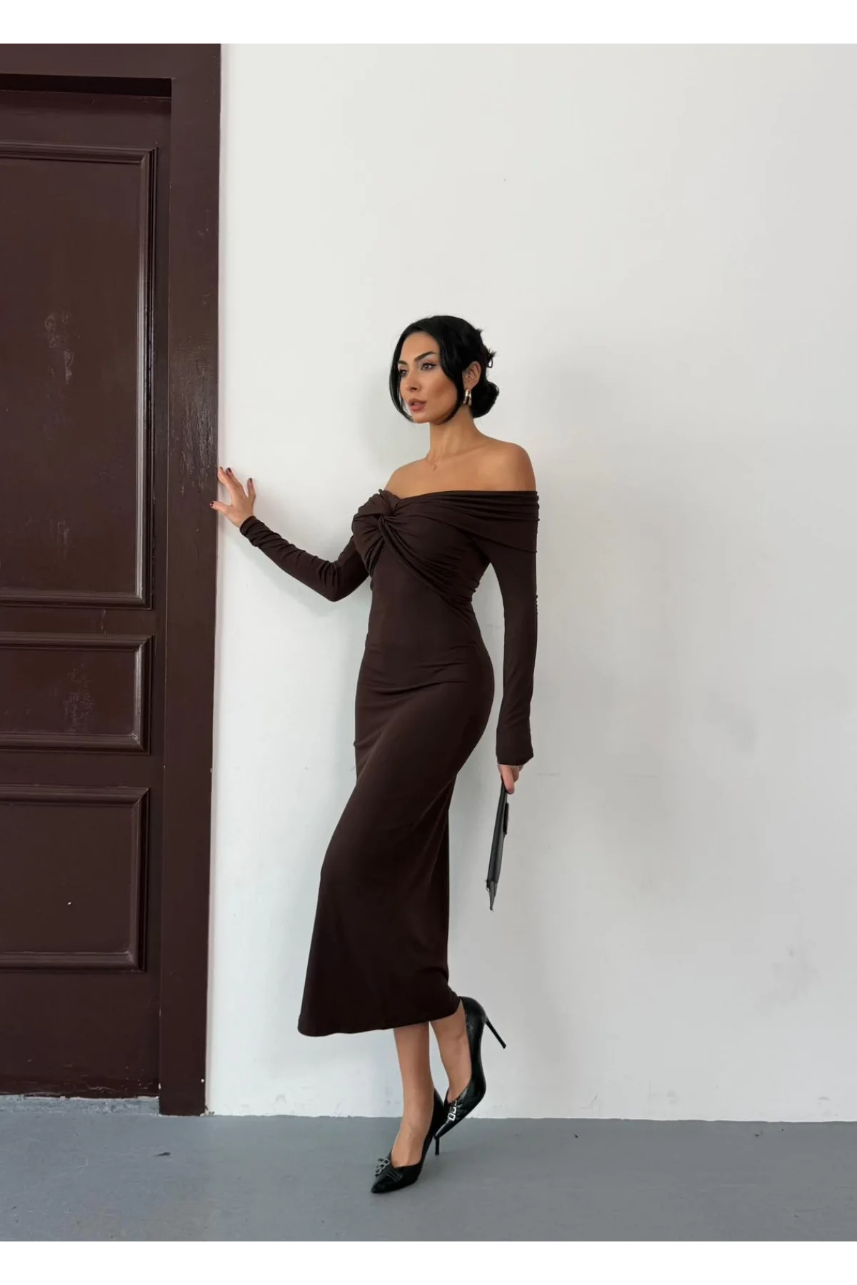 Kadın Kahverengi Madonna Yaka Düğümlü Uzun Kollu Midi Boy Elbise