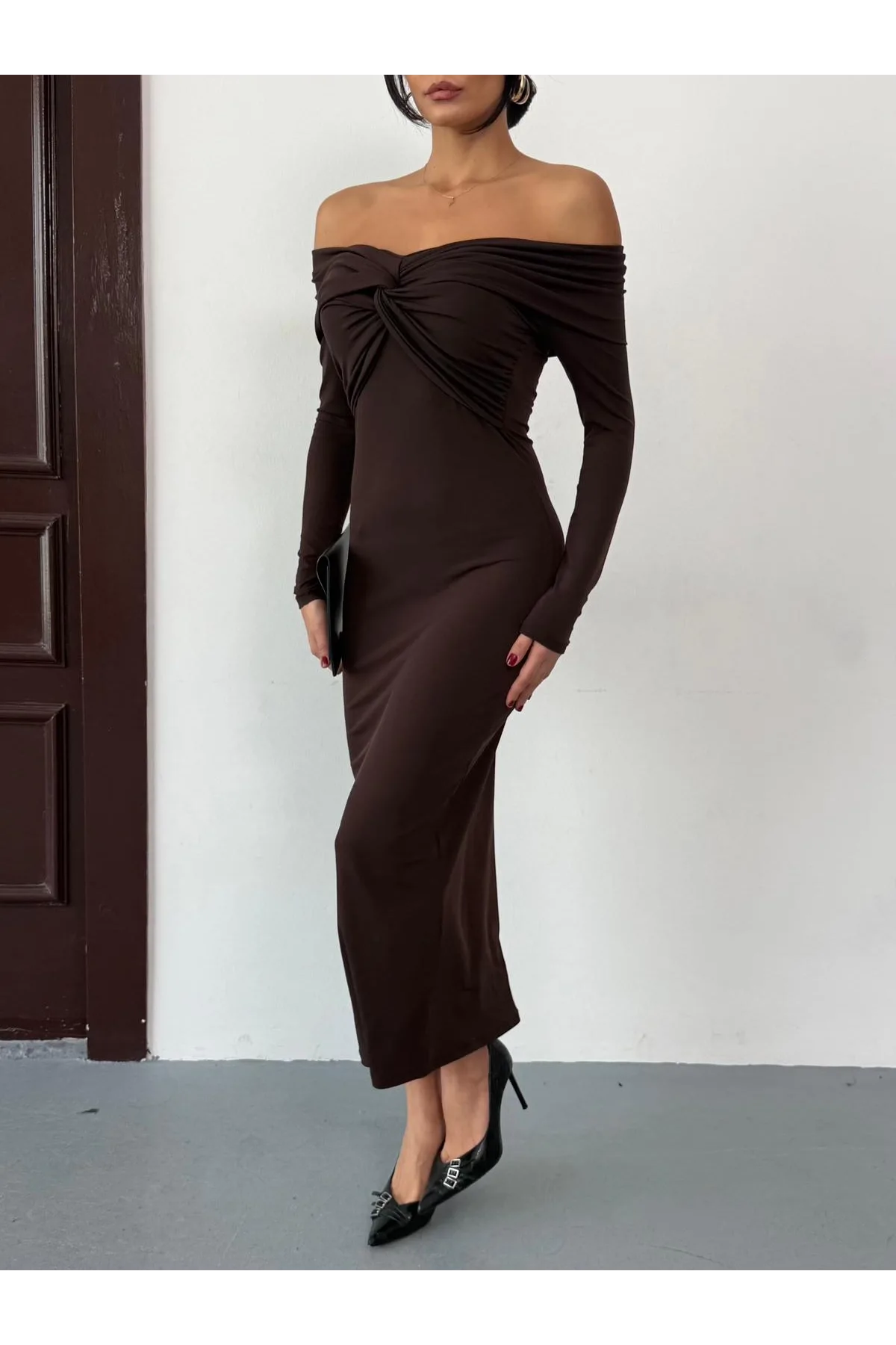 Kadın Kahverengi Madonna Yaka Düğümlü Uzun Kollu Midi Boy Elbise