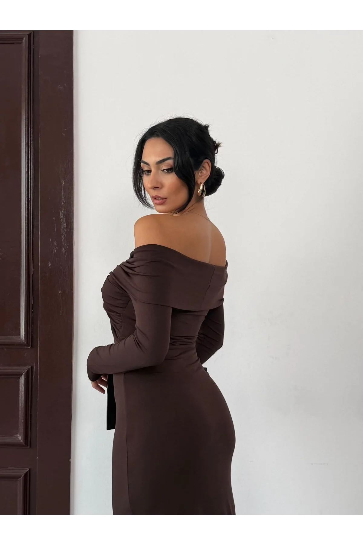 Kadın Kahverengi Madonna Yaka Düğümlü Uzun Kollu Midi Boy Elbise