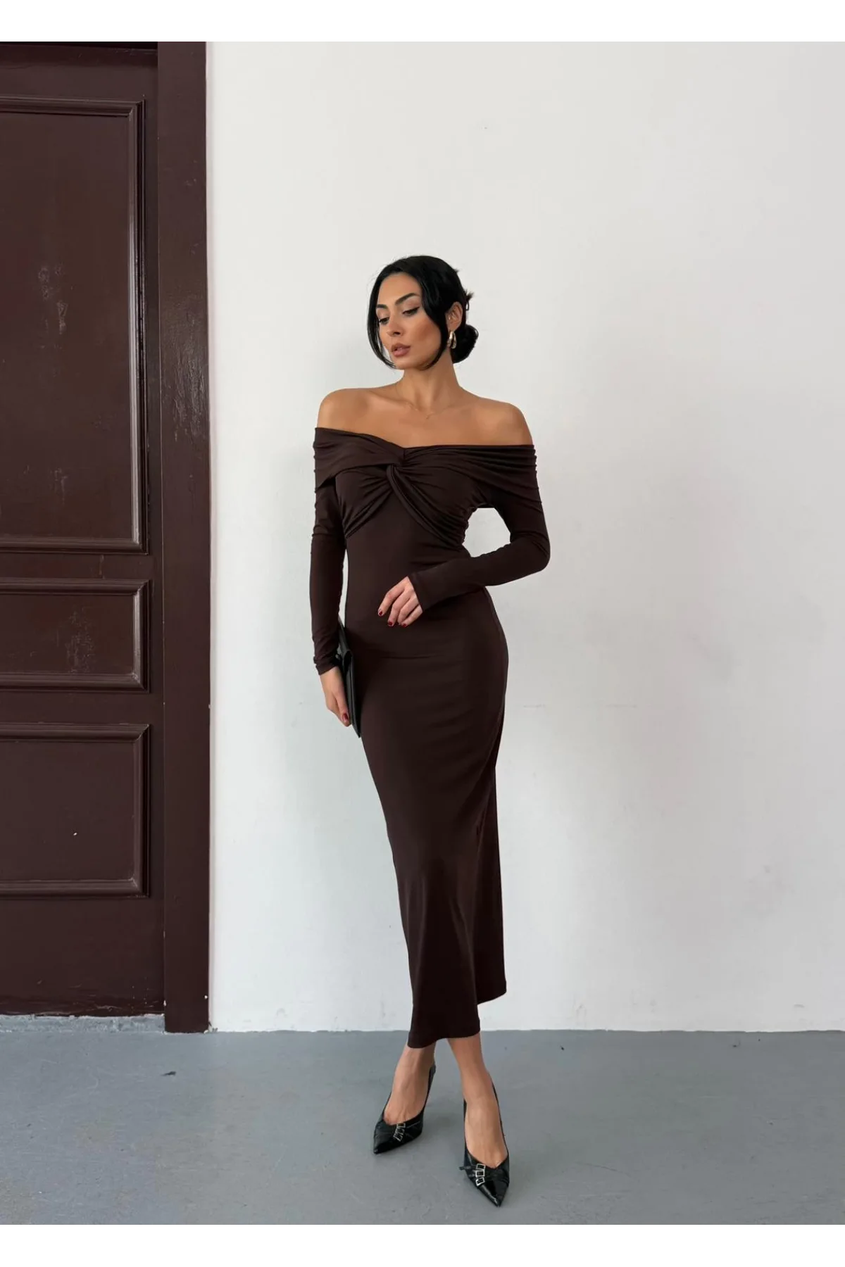 Kadın Kahverengi Madonna Yaka Düğümlü Uzun Kollu Midi Boy Elbise