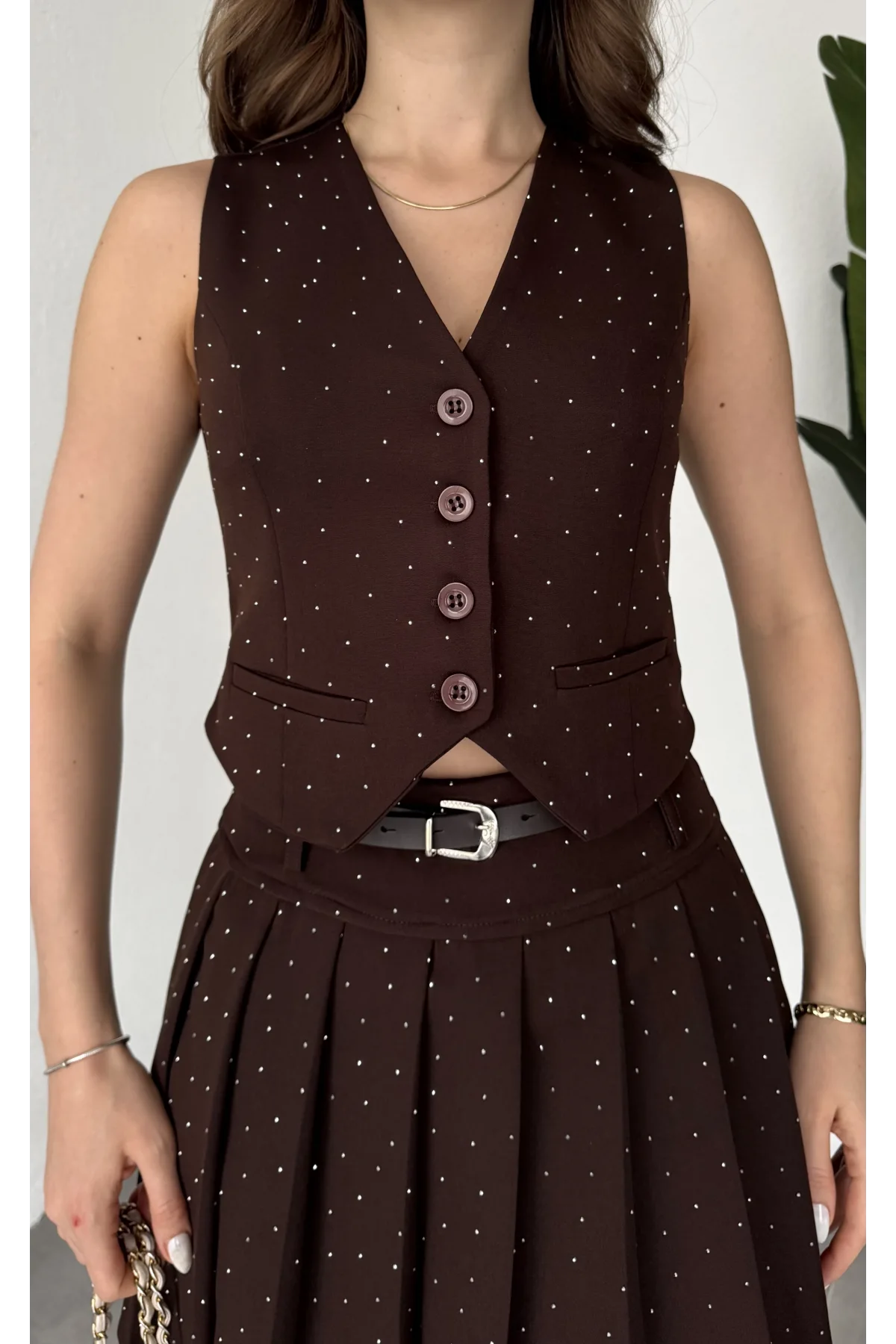 Kadın Kahverengi Pırıltı Taşlı Düğmeli Kolsuz Yelek Kemerli Pileli Mini Etek Takım